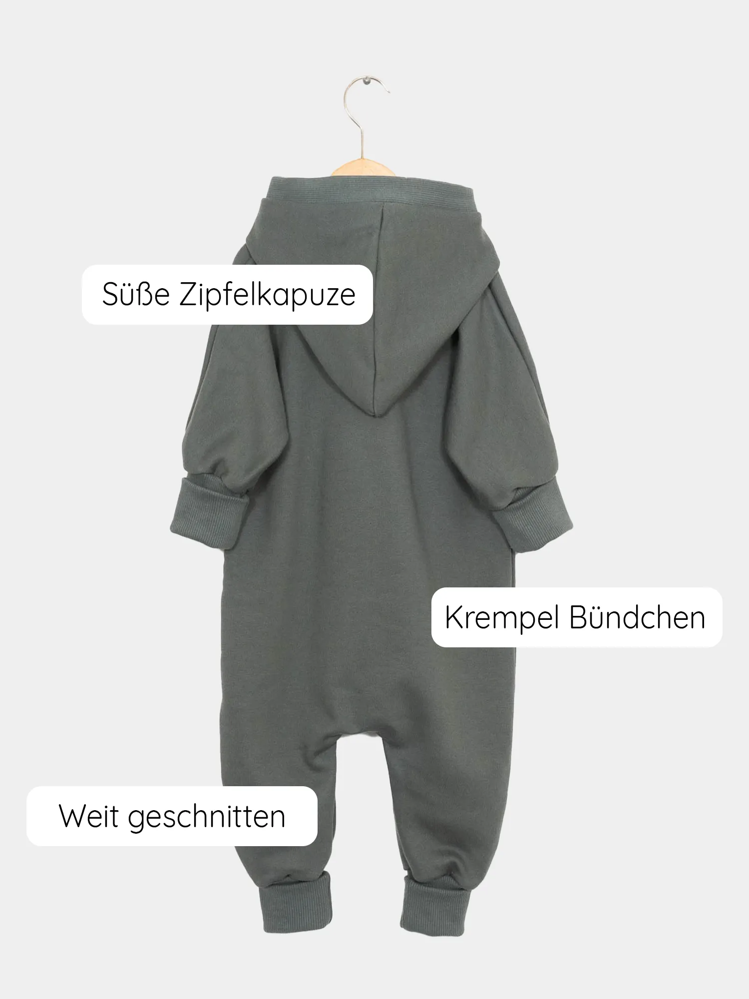 Kuschelanzug Bio-Sweat - Taube: Grauer Baby-Romper mit Kapuze, aus weicher Bio-Baumwolle, innen leicht angeraut, mit Krempelbündchen an Armen und Beinen, für gemütliches Tragen und langes Mitwachsen.