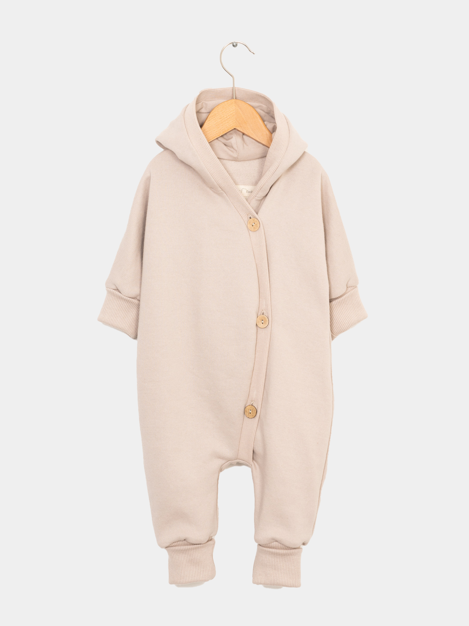 Kuschelanzug Bio-Sweat - Sand: Ein Baby-Romper mit Knöpfen und Wichtelkapuze, aus weichem, leicht angerautem Bio-Baumwoll-Sweatstoff, ideal für drinnen und draußen. Erstausstattung Baby und Baby Geschenk zur Geburt.
