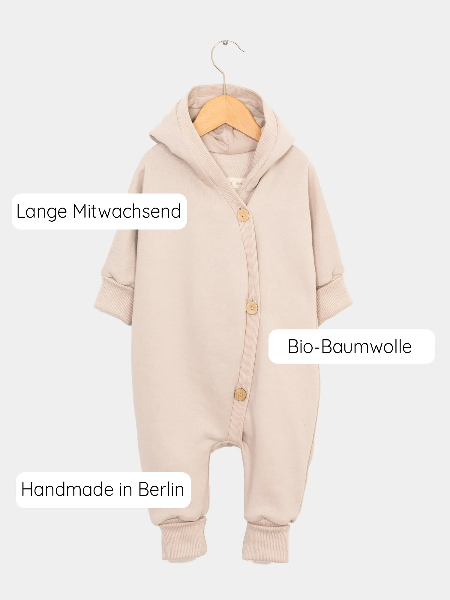 Kuschelanzug Bio-Sweat - Sand. Der Anzug hat eine Wichtelkapuze und krempelbare Bündchen, ideal für Babys. Hergestellt aus weichem, angerautem Bio-Baumwoll-Sweatstoff. Erstausstattung Baby und Baby Geschenk zur Geburt.