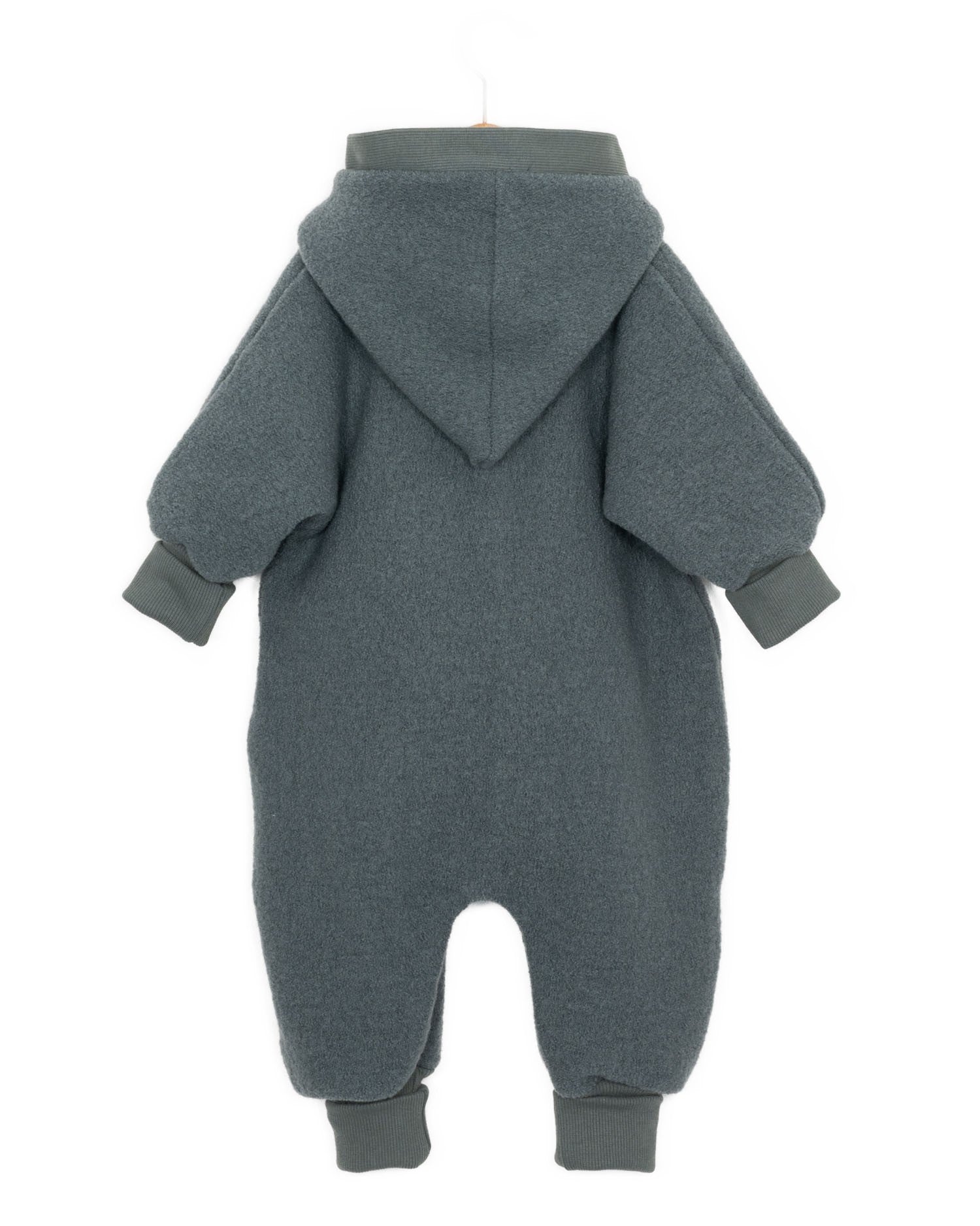 Schneeanzug aus Wollwalk in Zimt für Babys mit Kapuze. Ein Winter Wollwalk Overall für die kühlen Tage.