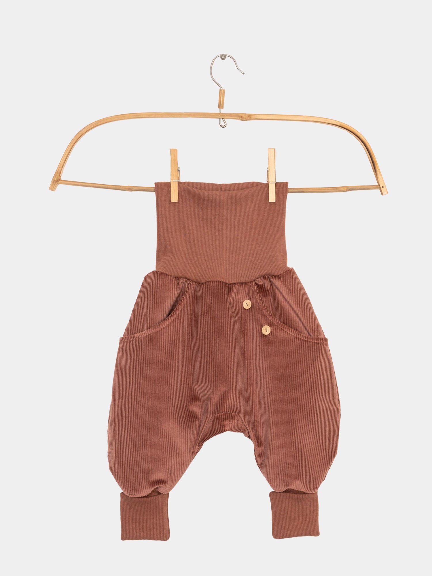 Knickerbocker Breitcord - Rosenholz auf einem Kleiderbügel, mit Knöpfen und großer Känguruh-Tasche, ideal für Bewegungsfreiheit und Komfort, robust und langlebig.