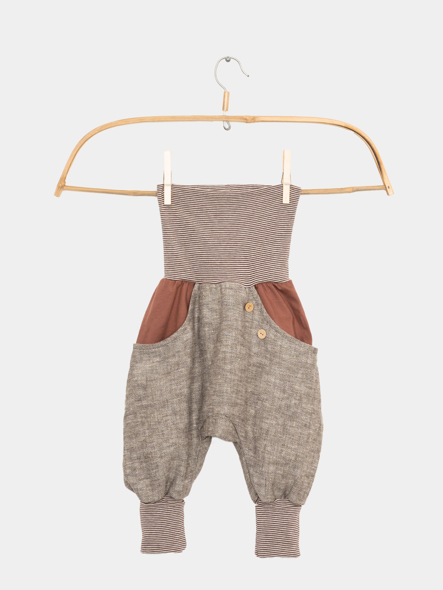 Knickerbocker Fischgrat - Zimt ab Gr 10/11Y auf einem Bügel präsentiert mit breitem Schnitt und elastischen Bündchen, ideal für Komfort und Wachstum. Sichtbare feine Ringelbündchen unterstreichen das Design.