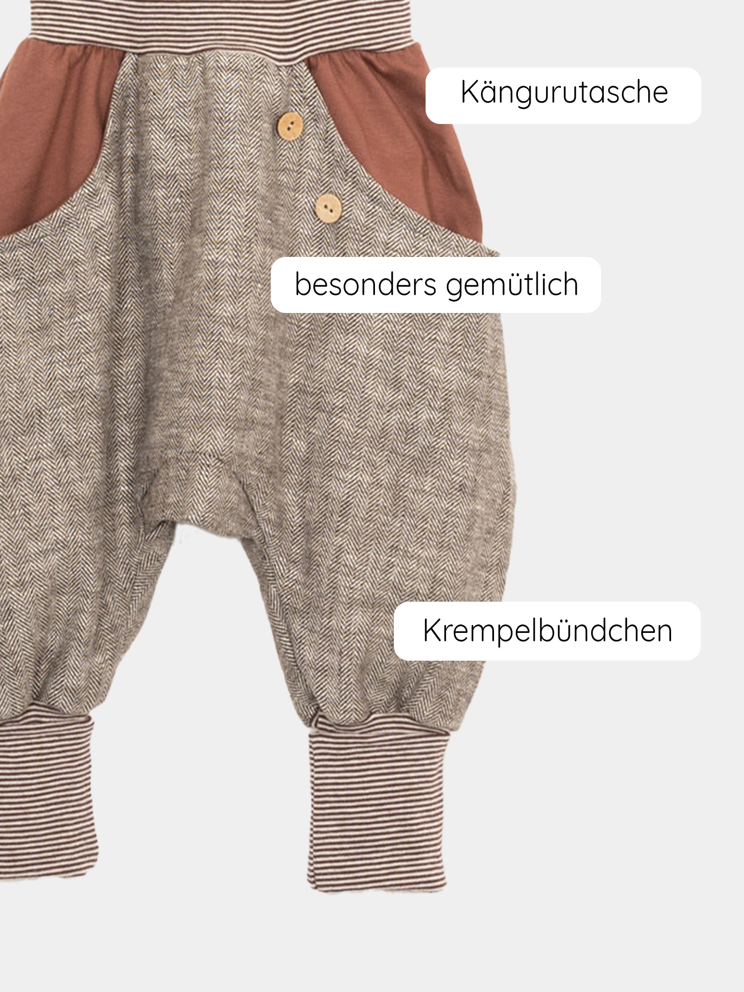 Nahaufnahme der Knickerbocker Fischgrat - Zimt, zeigt den weiten Schnitt und elastische Bündchen. Die Hose ist aus robustem Fischgrat gefertigt, mit einer großen Kängurutasche für Kleinigkeiten.