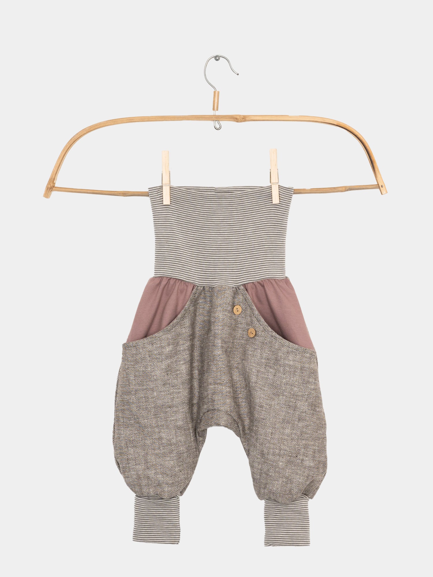 Knickerbocker Fischgrat - Puder ab Gr 10/11Y, auf einem Kleiderbügel hängend, mit weitem Schnitt, elastischen Bündchen und großer Kängurutasche, ideal für Komfort und Langlebigkeit.