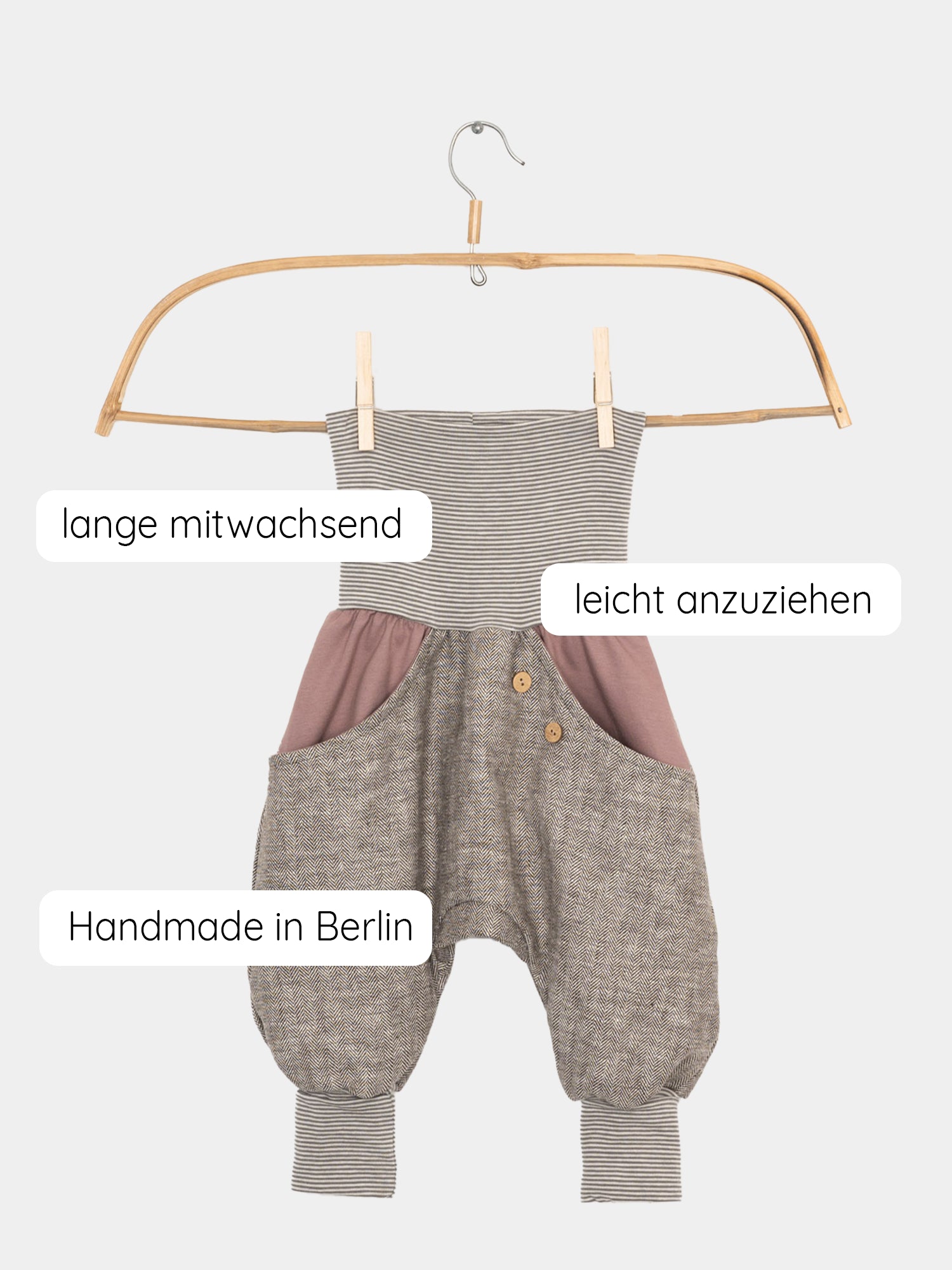 Knickerbocker Fischgrat - Puder Gr 10/11Y auf einem Kleiderbügel, mit Knöpfen und elastischen Bündchen, zeigt feine Streifen und eine große Kängurutasche, ideal für alle Jahreszeiten und bequem zu tragen.