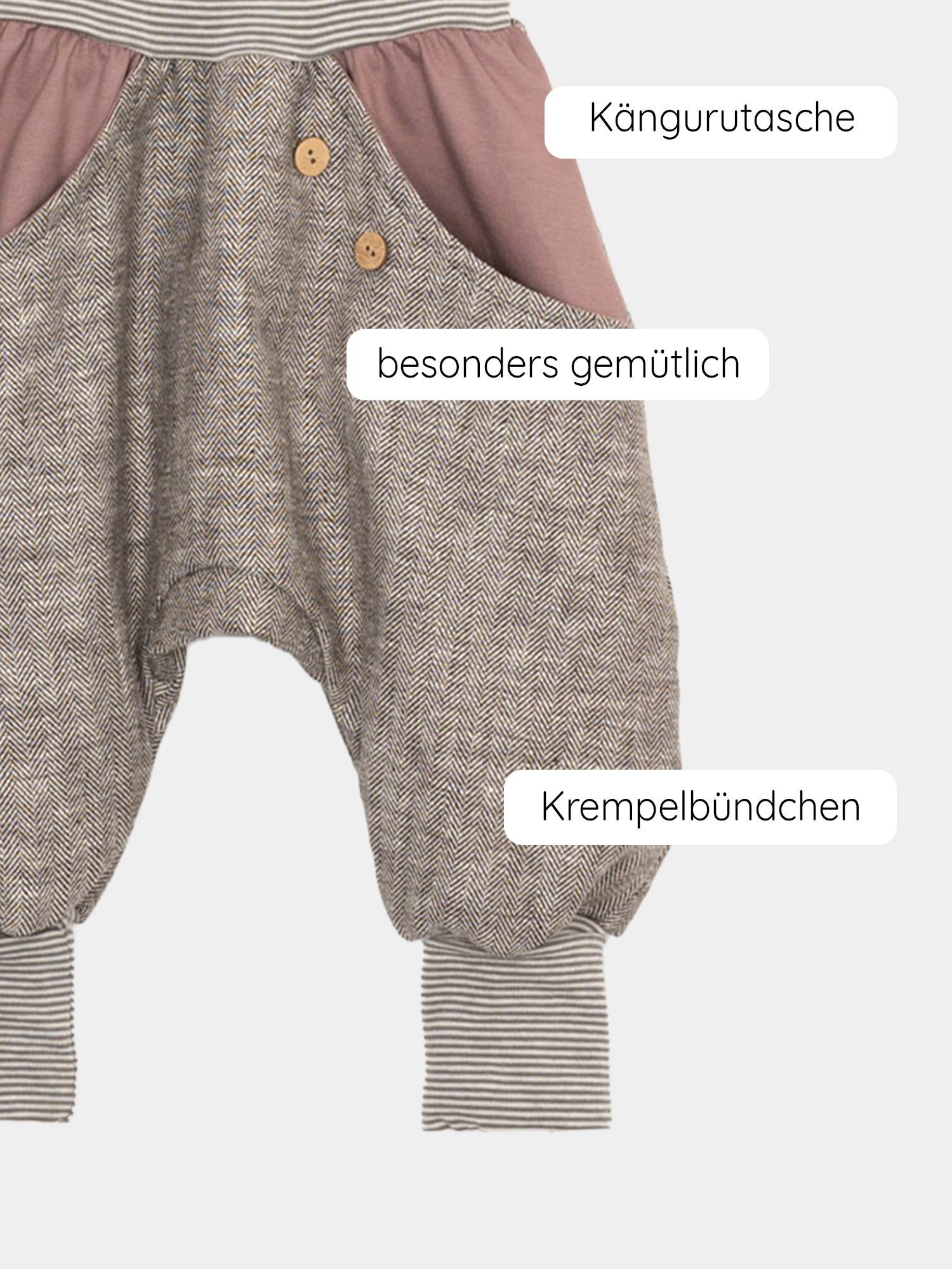 Knickerbocker Fischgrat - Puder Gr 10/11Y: Nahaufnahme einer bequemen, atmungsaktiven Kinderhose aus robustem Fischgratstoff mit weitem Schnitt und elastischen Bündchen, ideal für heiße Sommertage