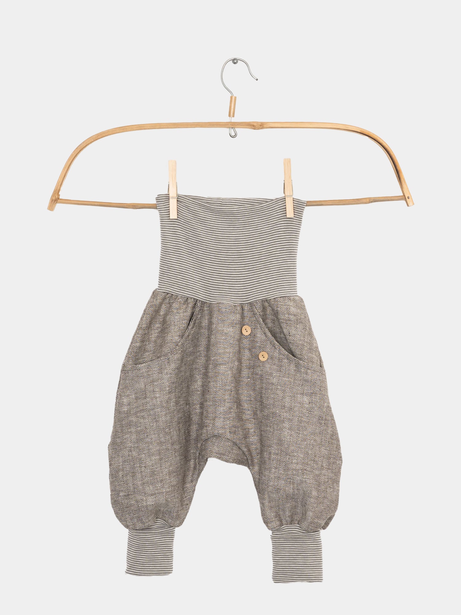 Knickerbocker Fischgrat ab Gr 10/11Y, auf einer Wäscheleine hängend. Die Hose hat elastische Bündchen und einen weiten Schnitt, ideal für Komfort und Langlebigkeit, genäht in Berlin.