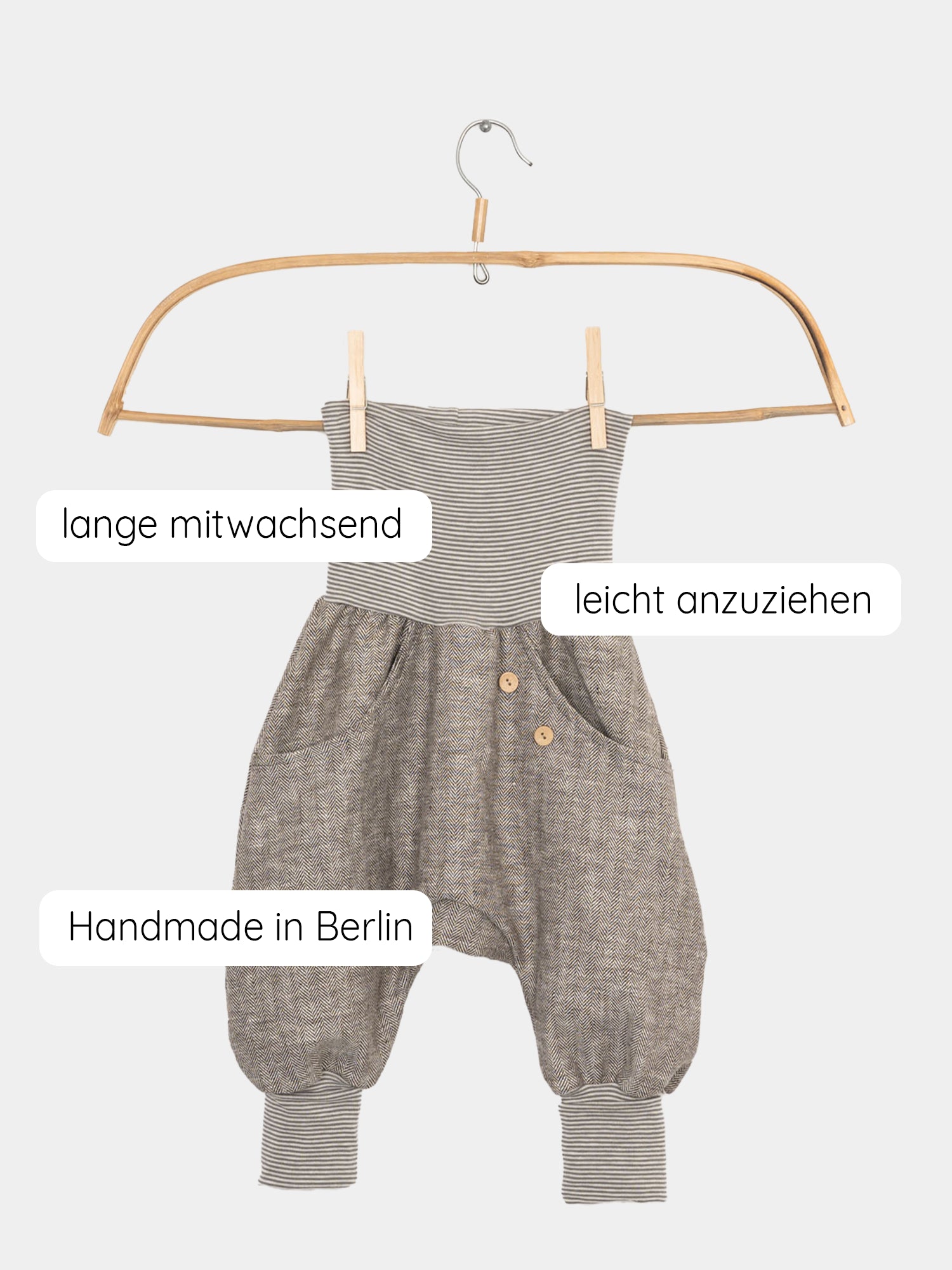 Knickerbocker Fischgrat ab Gr 10/11Y auf einem Kleiderbügel, mit sichtbaren Knöpfen und elastischen Bündchen, ideal für alle Jahreszeiten, mit geräumiger Kängurutasche, gefertigt aus Leinen-Baumwoll-Mix.