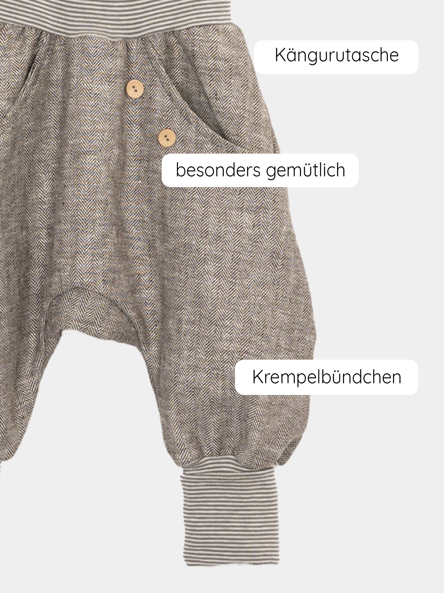 Nahaufnahme der Knickerbocker Fischgrat, zeigt den weiten Schnitt mit elastischen Bündchen. Die Kinderhose aus Leinen-Baumwoll-Mix ist ideal für alle Jahreszeiten und hat eine praktische Kängurutasche.