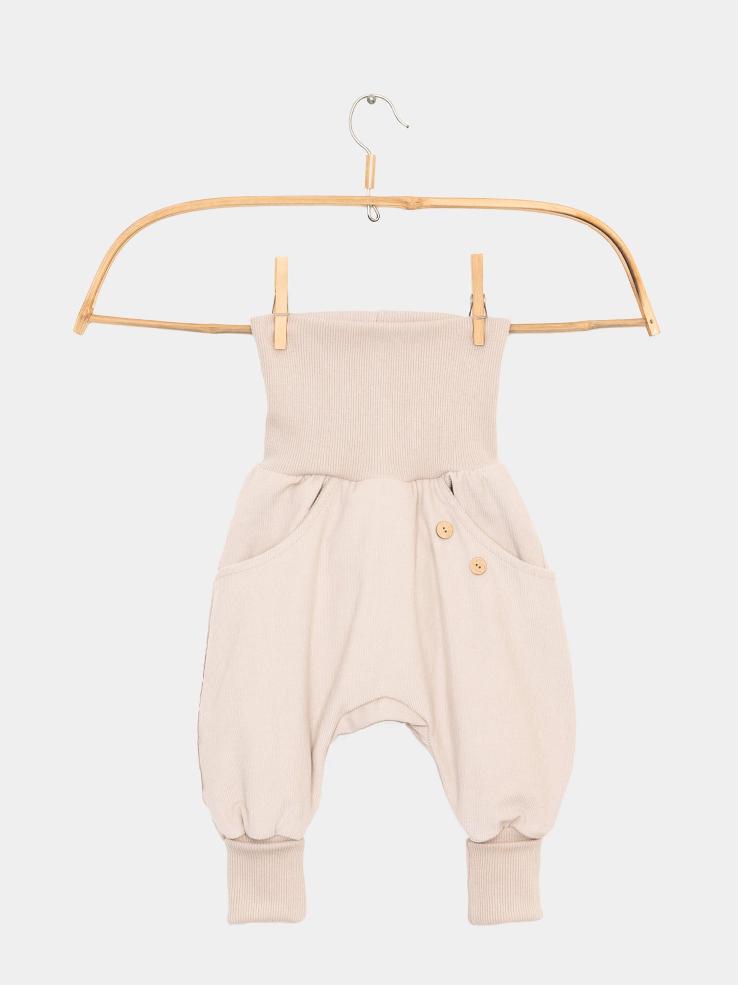 Knickerbocker Feincord in Sandfarbe, perfekt für aktive Kinder, handgemacht in Berlin, aus feinem Baumwollcord, weich und flexibel für Alltag und Spiel.