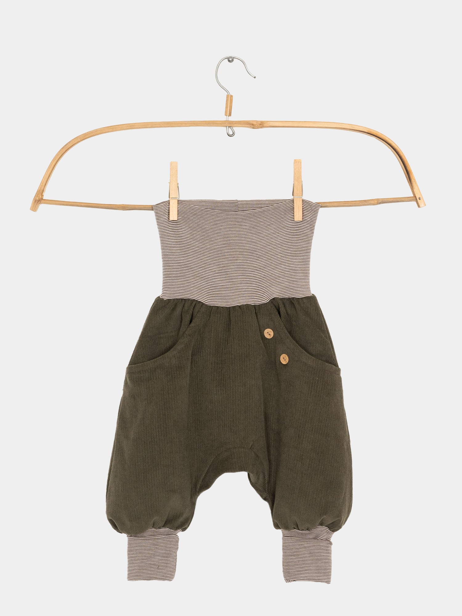 Knickerbocker Feincord Ringel in Avocado – bequeme Hose für aktive Kinder mit gestreiftem Bund, perfekt für den Alltag und das Spielen, hochwertig handgemacht in Berlin.