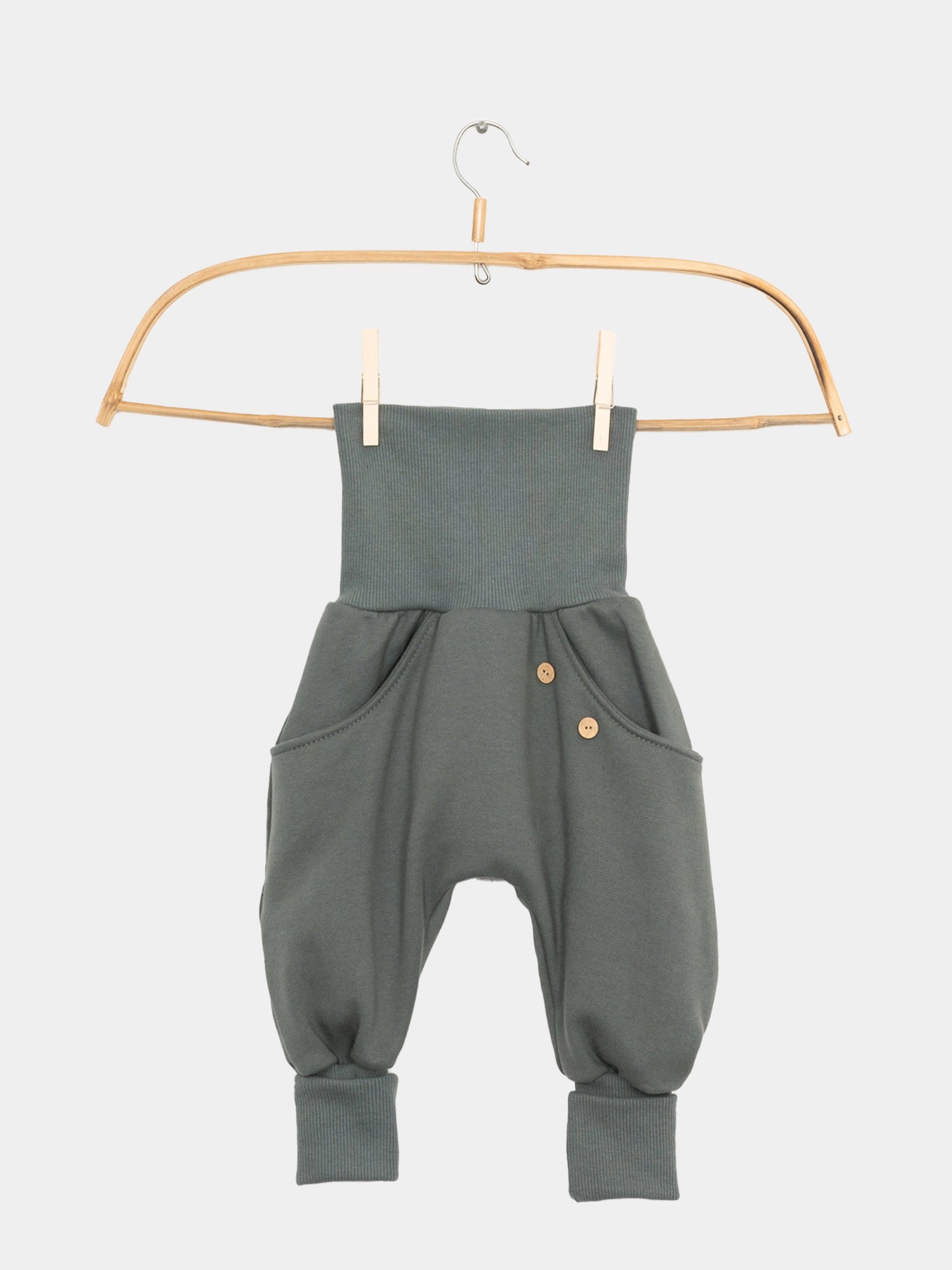 Knickerbocker Bio-Sweat in Taube von petit cochon - bequeme Wohlfühlhose aus weichem Bio-Baumwolle, ideal für Kinder, perfekt für Spielplatz und Zuhause.
