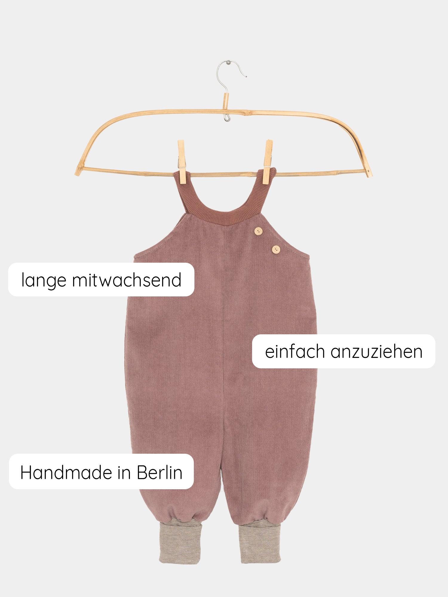 Schlupflatzhose Feincord - Malve: Baby-Latzhose aus feinem Cord ohne Verschlüsse, mit weichem Baumwollripp-Halsbündchen und weitem Schnitt, ideal für einfaches An- und Ausziehen.