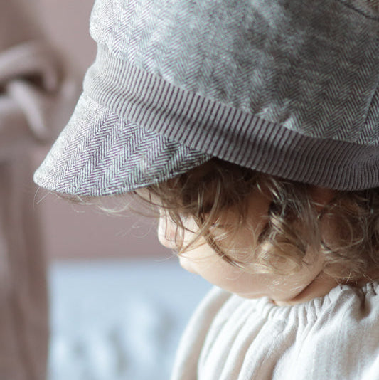 Kind trägt Michelmütze Fischgrat Maus. Topseller von Petit Cochon. Super Baby Geschenke.