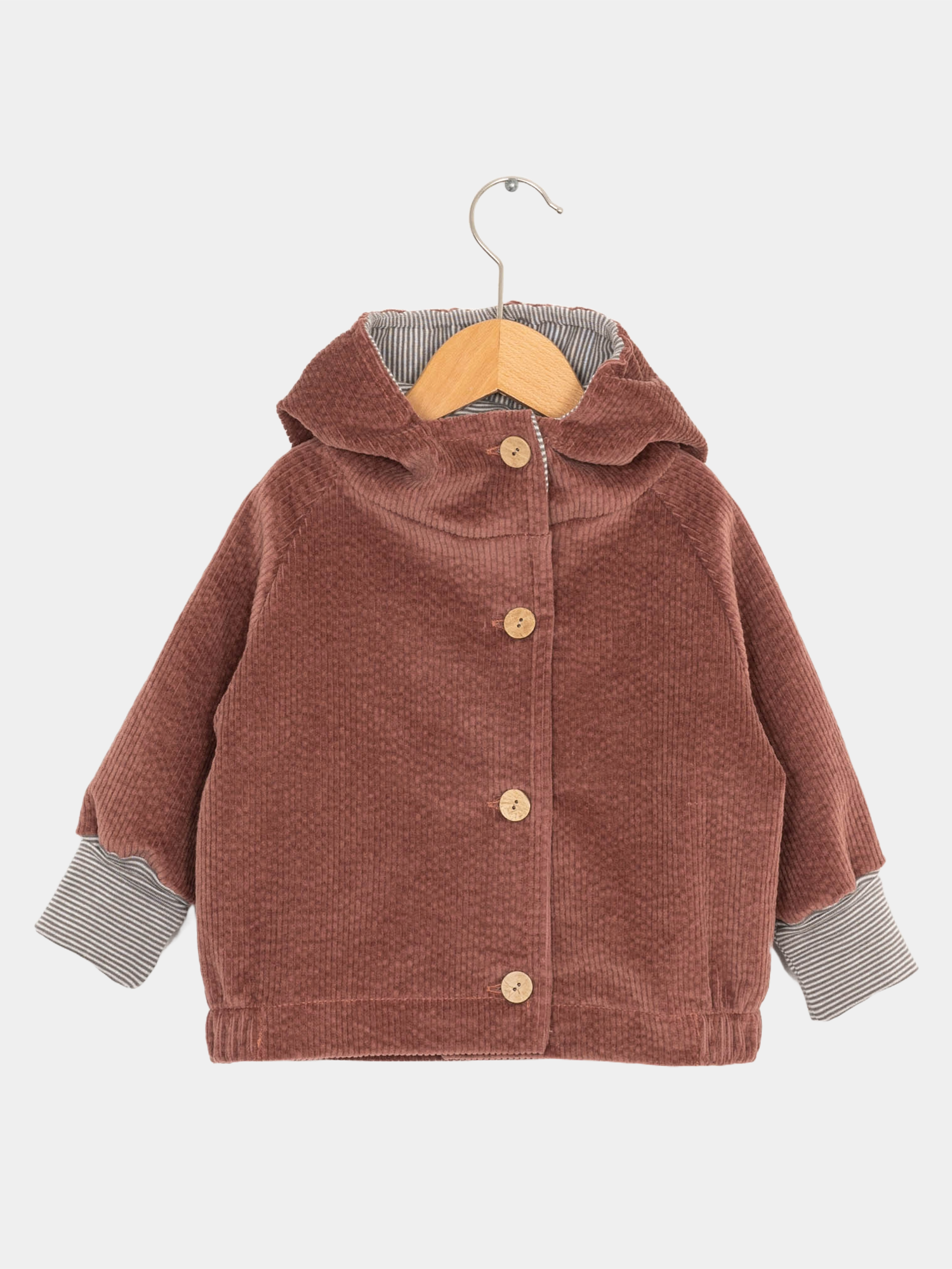 Wichteljacke Breitcord - Rosenholz mit Ringelkapuze, krempelbaren Ringelarmbündchen und Knopfverschluss, auf einem Holzständer präsentiert, zeigt detailreiche Verarbeitung.