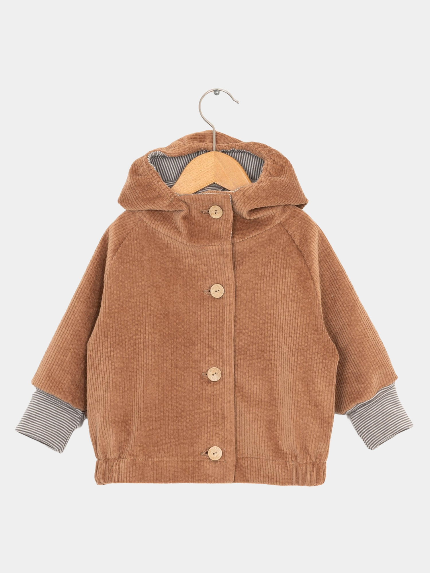 Wichteljacke Breitcord - Weizen: Braune Cordjacke mit gestreifter Kapuze und krempelbaren Ringel-Armbündchen, auf einem Kleiderbügel präsentiert.