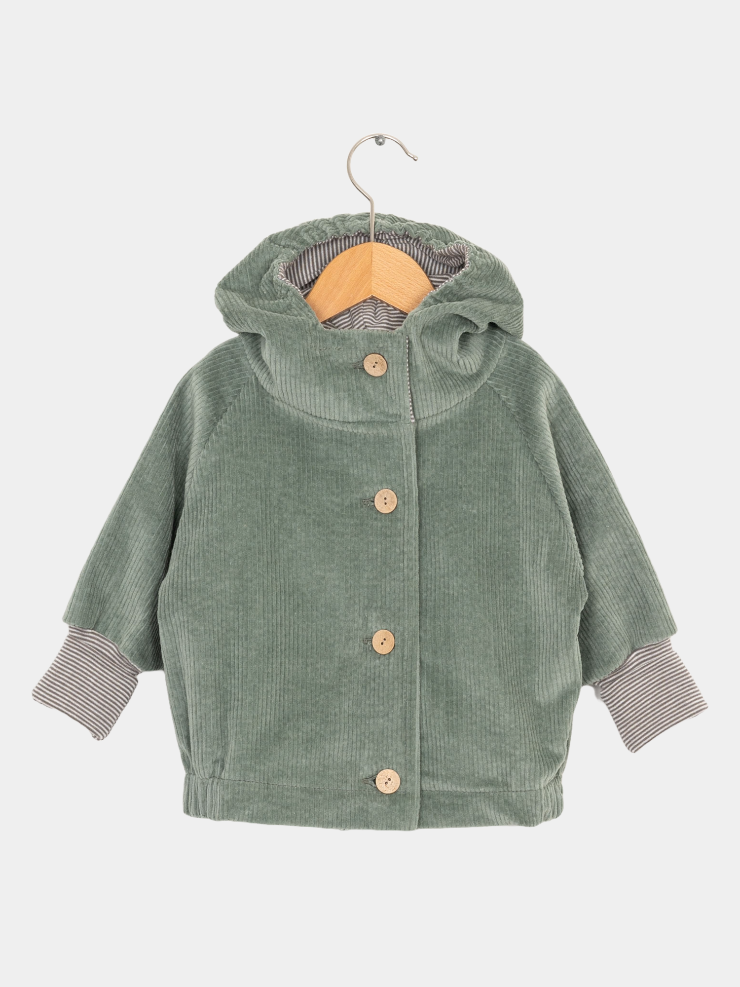 Wichteljacke Breitcord - Aqua: Übergangsjacke mit Kapuze und krempelbaren Ringel-Armbündchen, auf einem Holzkleiderbügel präsentiert. Ideal für wachsende Kinder, handgefertigt in Deutschland.