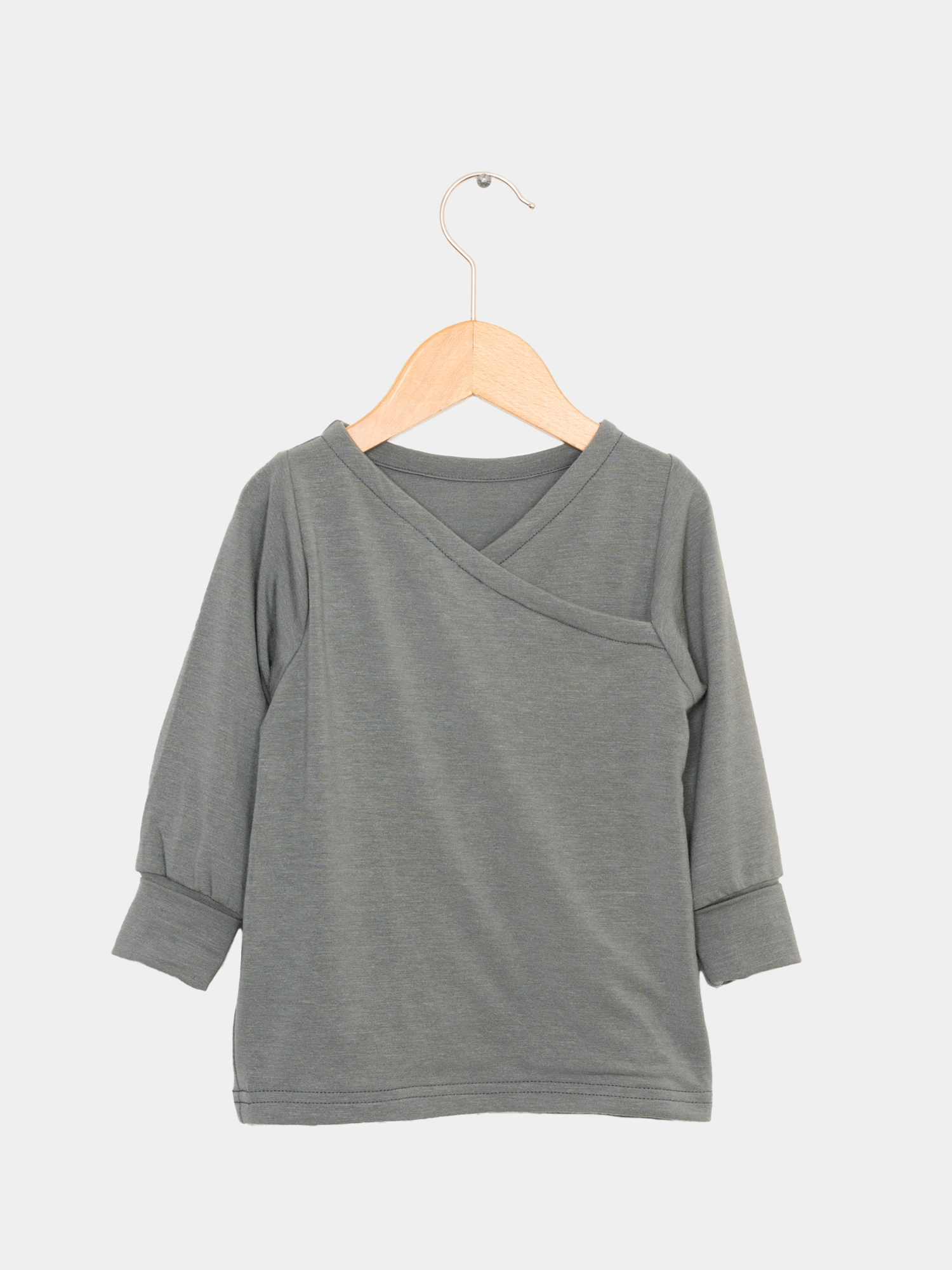 Wickelshirt aus Kaschmir-Mix - Taube auf einem Holzkleiderbügel, zeigt die weiche, kuschelige und die krempelbaren Bündchen des atmungsaktiven Designs.