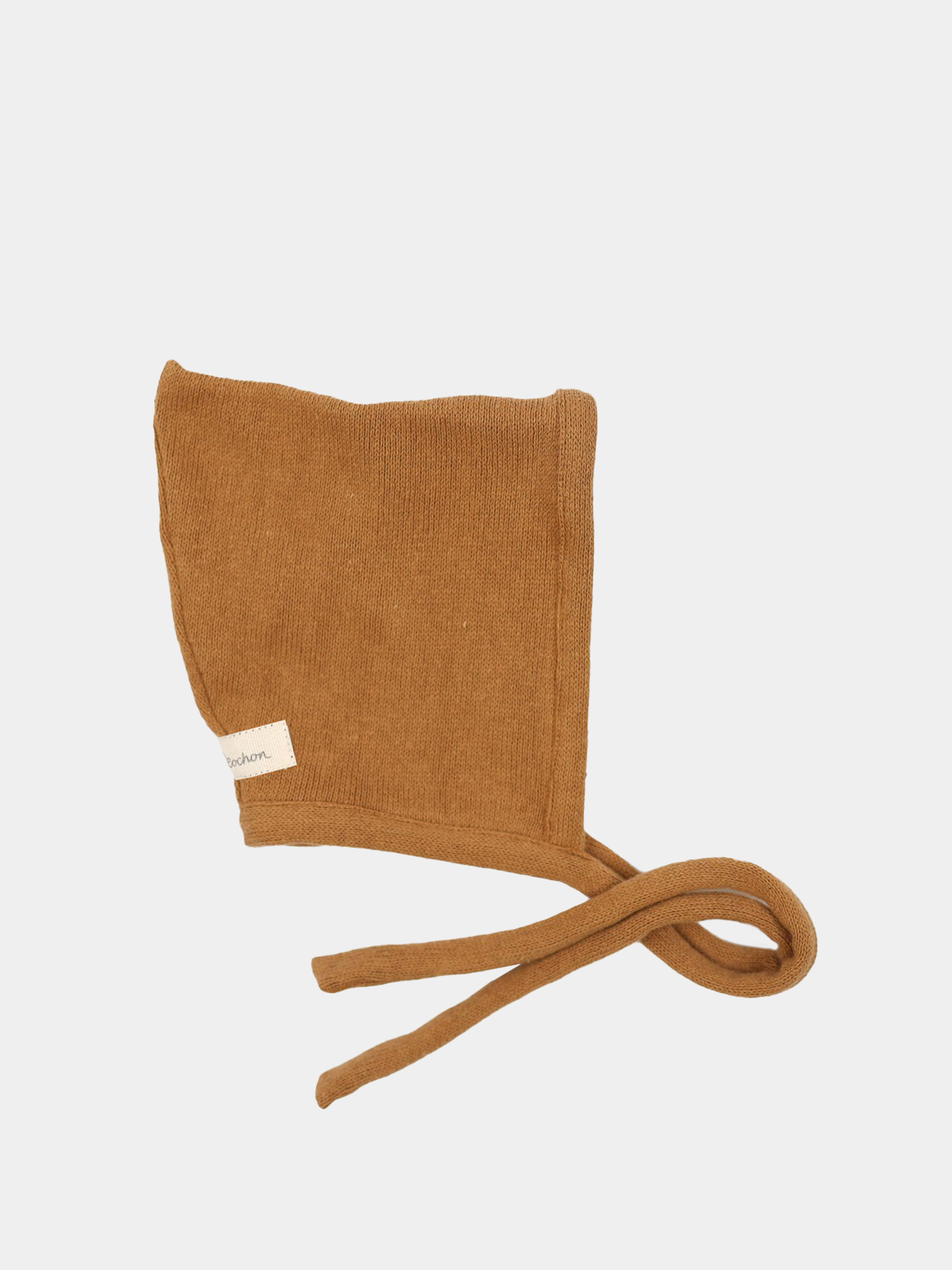Zwergenmütze Strick - Sahara aus recycelter Baumwolle mit Bindeband, kuschelig weich, perfekt für Herbst und Winter, mit weißem Etikett auf braunem Strick. Erstausstattung Babys. Perfekte Baby Geschenke.