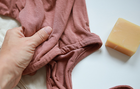 Waschtipps für unseren Kaschmir-Mix: Pflegehinweise für leichte und atmungsaktive Kaschmir-Mischstoffe.