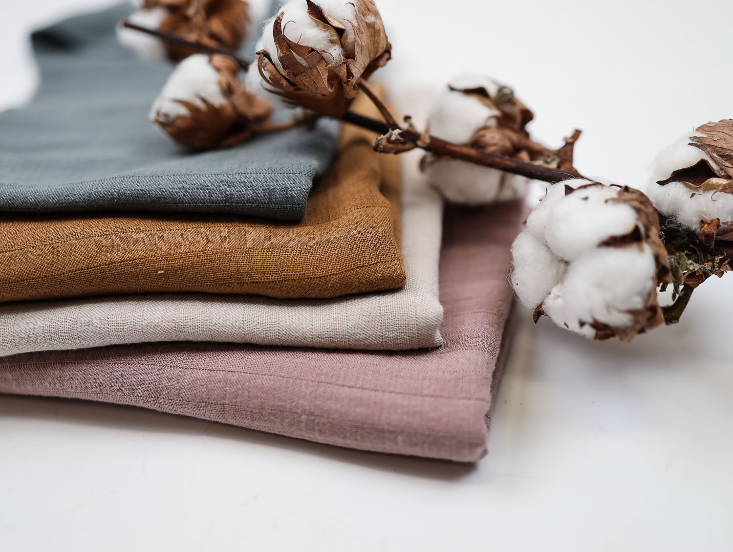 Ein Stapel Musselin Stoff, Farben von Petit Cochon, Musselin aus Bio- Baumwolle.