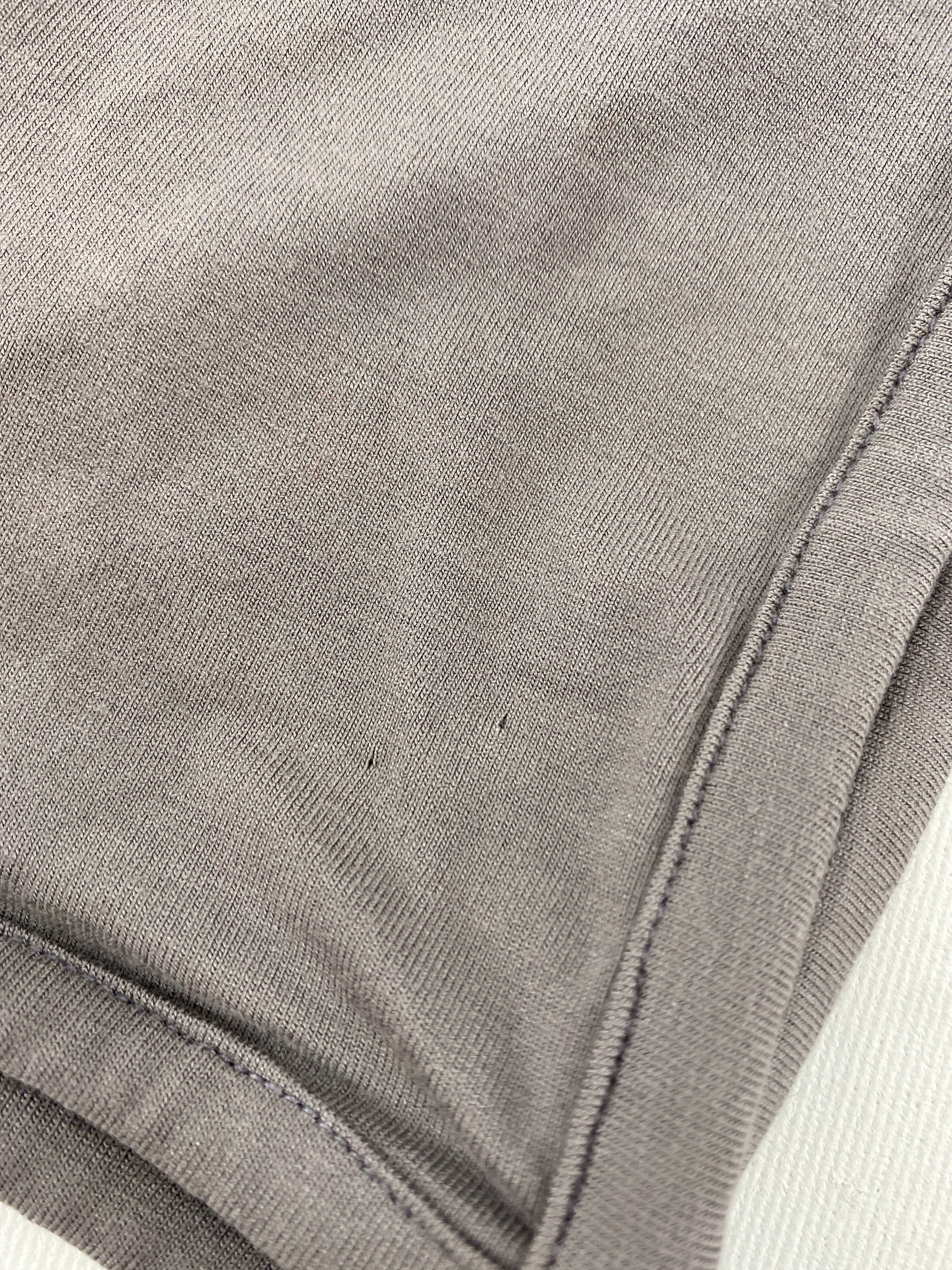 Babyhäubchen Jersey Natur Gr. 6M mit einem kleinen Loch auf der linken Seite, Zustand: neu. Das Häubchen präsentiert sich in einem schlichten, weichen Design, ideal für Babys im Alter von sechs Monaten.