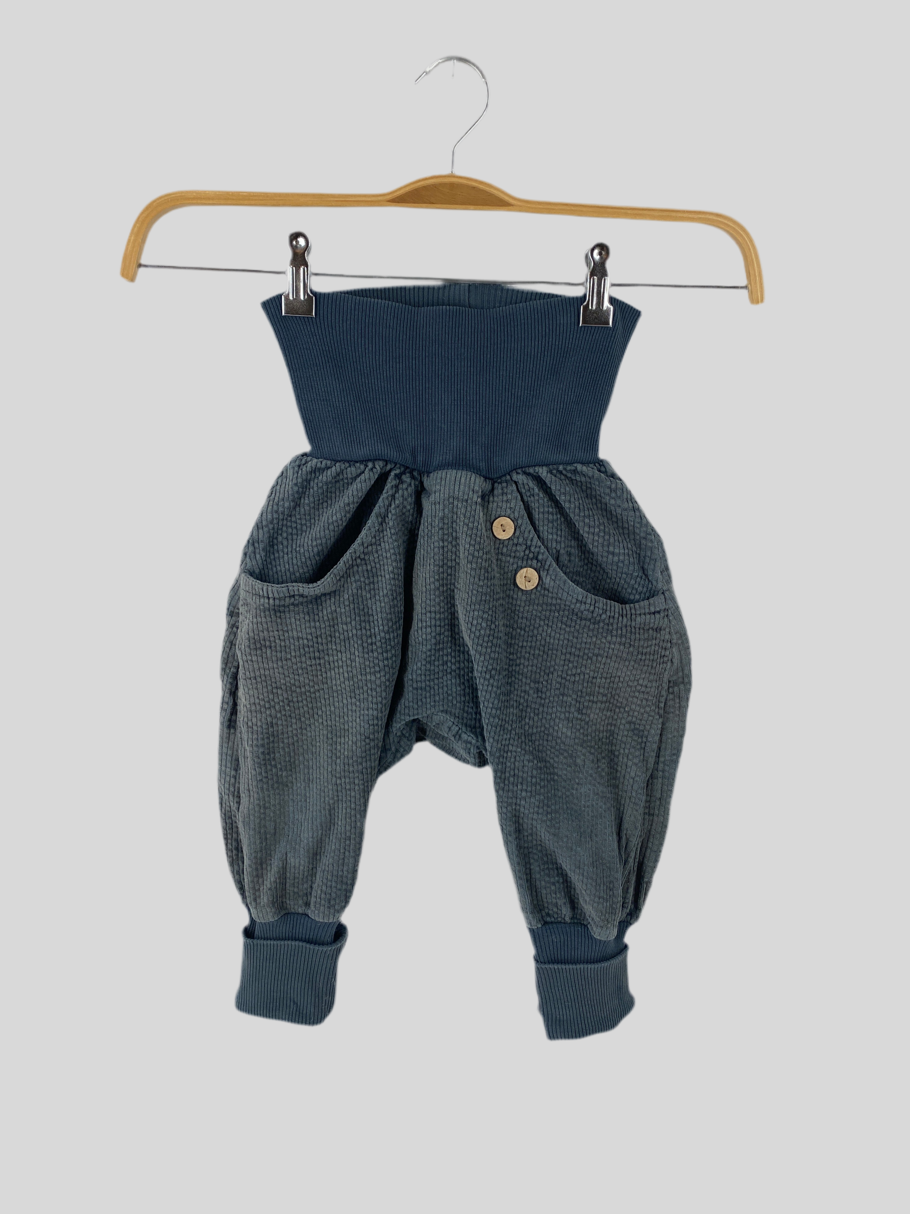 (Kopie) Knickerbocker Breitcord Marine Gr 2Y: Kleinkindhose mit geripptem Bund und Beinabschlüssen, weichem cordähnlichem Stoff, zwei vorderen Taschen mit Holzknöpfen; leicht ausgeblichen, Zustand gut.