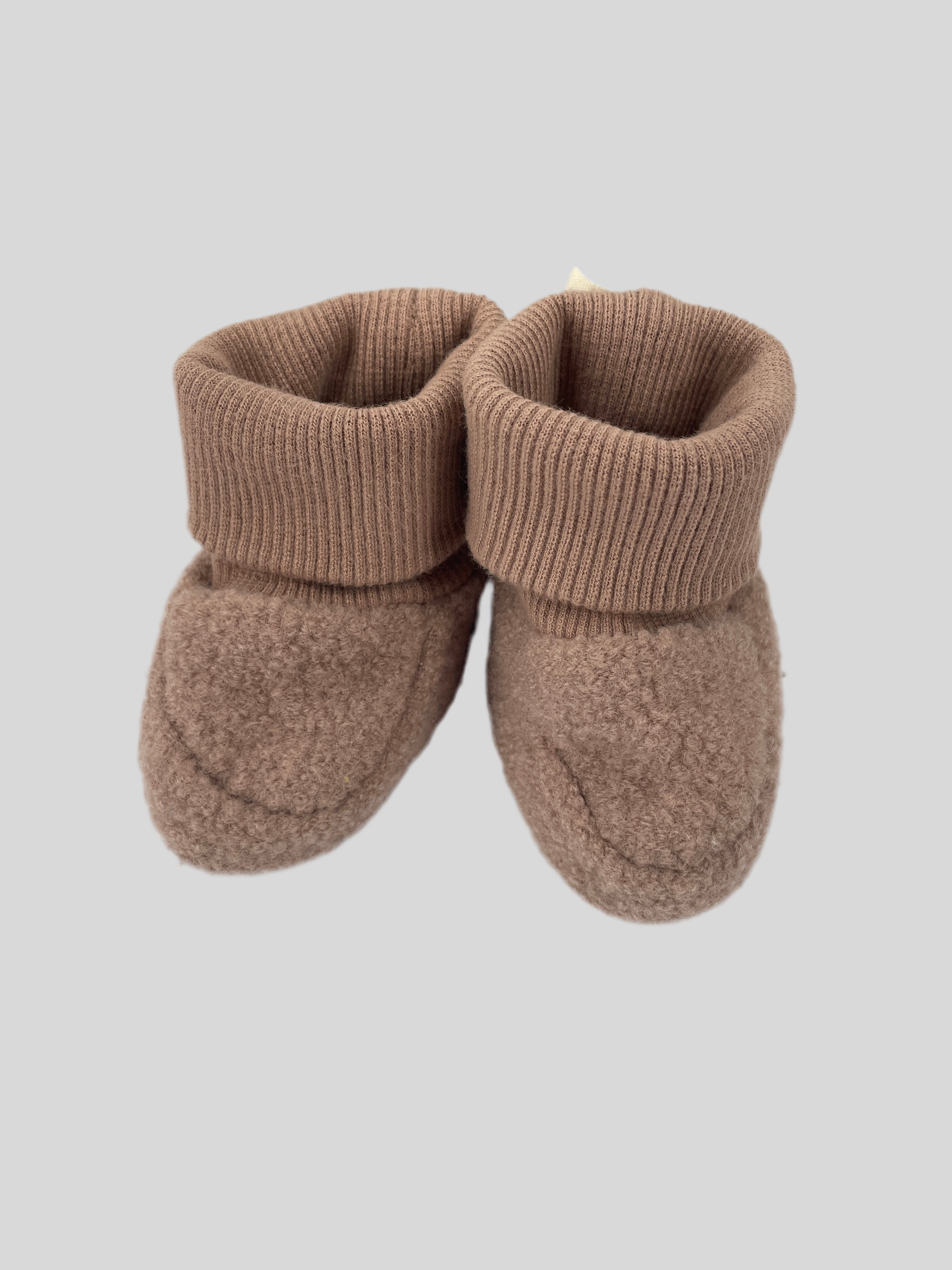 Babybooties Wollwalk Puder Gr., kleine weiche Booties aus Wollmischung mit umgeschlagenen, gerippten Bündchen. Zustand: gut, jedoch sind die Bündchen etwas verfärbt. Perfekt für Babys oder Kleinkinder.