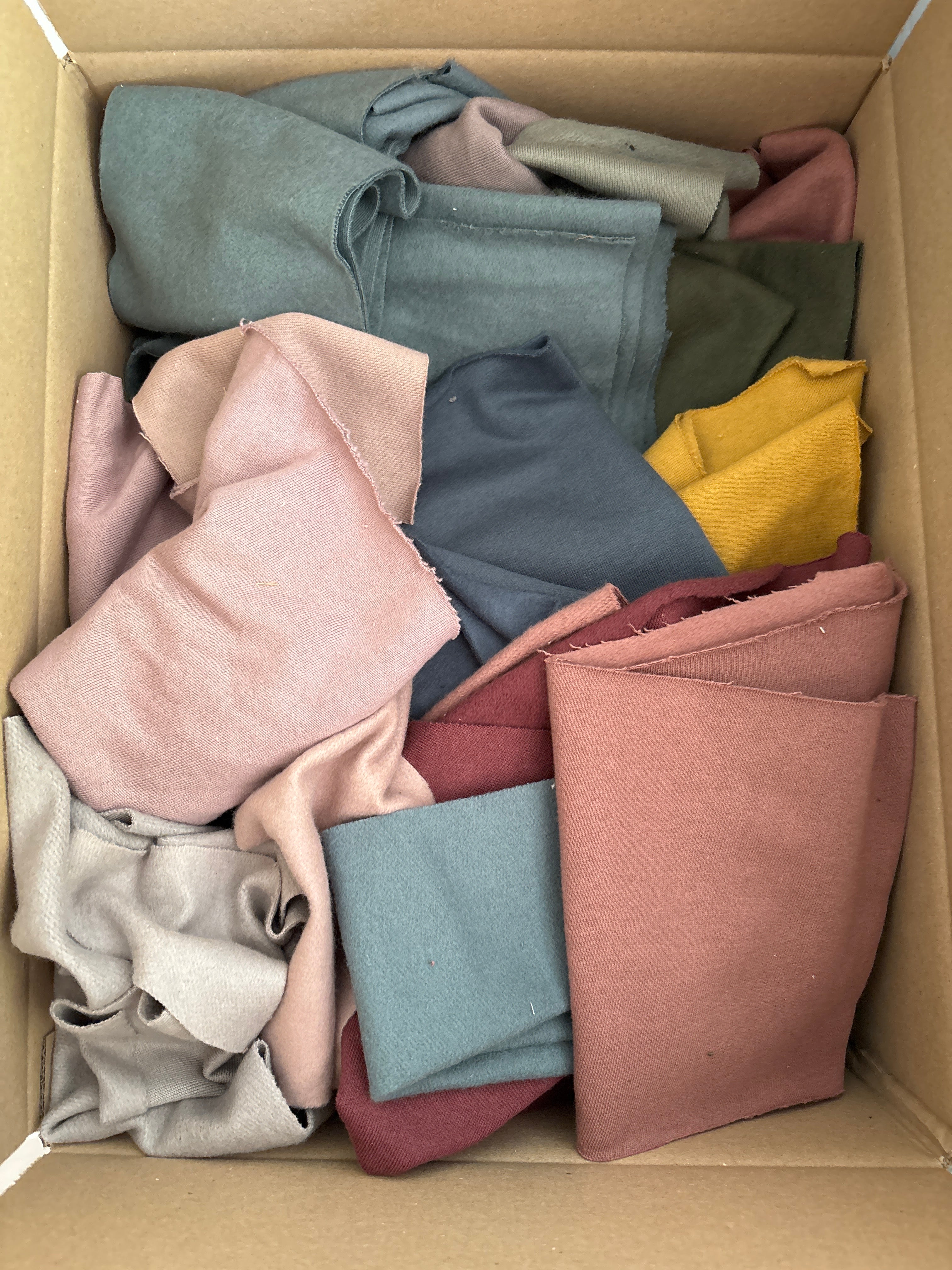 Ca. 5 kg Stoffreste Bio-Sweat in verschiedenen Stofflagen in einer Box. Unterschiedliche Größen von ca. 10-30 cm, aus Bio-Baumwolle, ideal für kreative Nähprojekte.