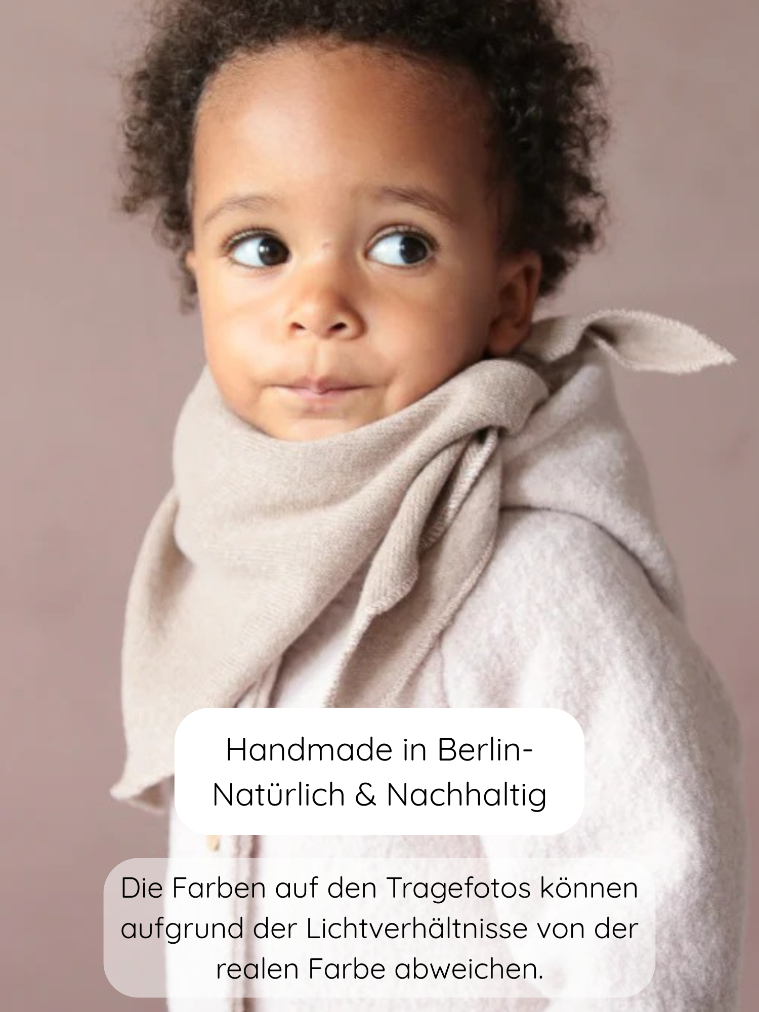 Kleinkind trägt die Wichteljacke Wollwalk - Sand mit Bio-Jersey-Futter, zeigt handgemachte, nachhaltige Qualität aus Berlin. Hinweis: Farben können leicht abweichen.