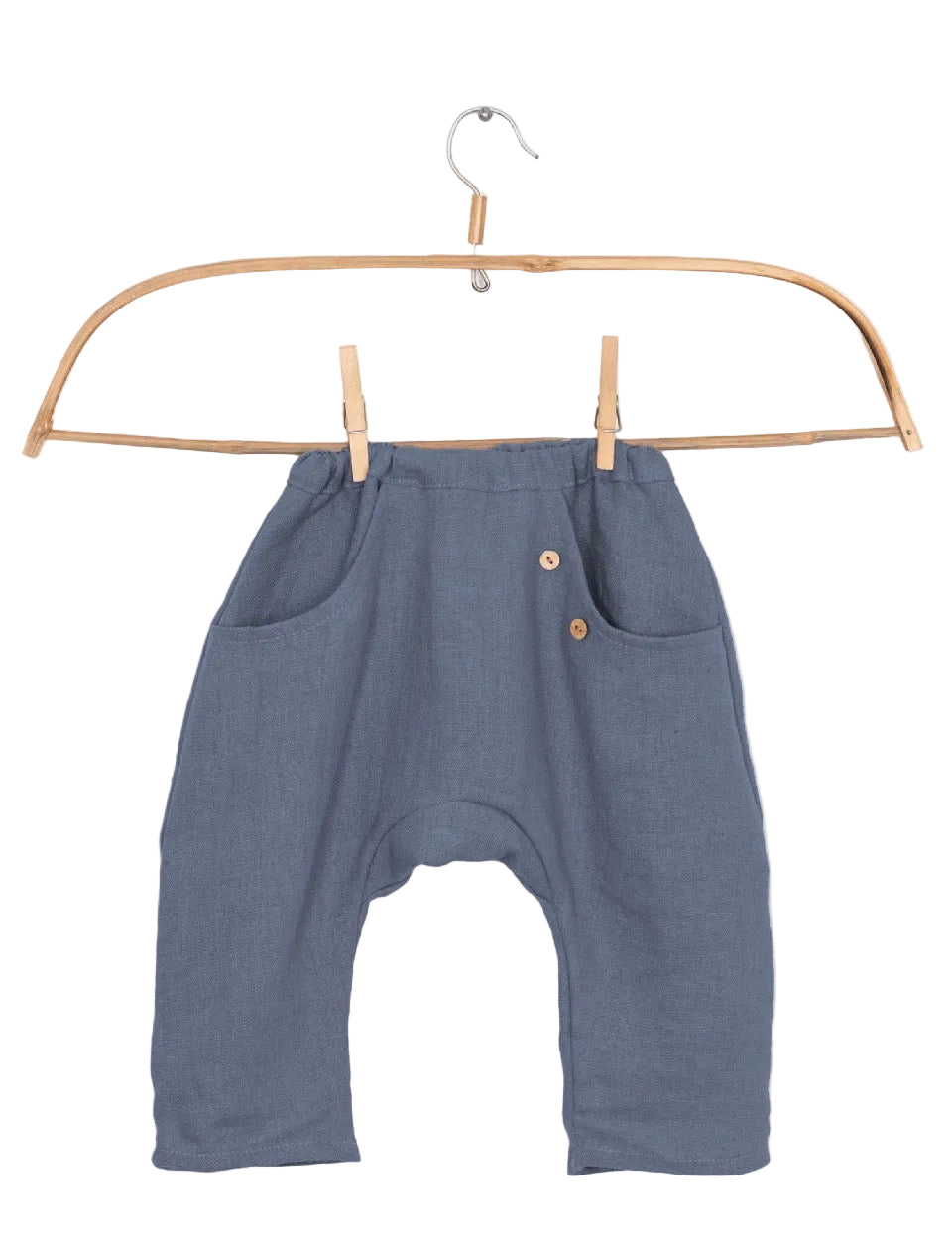 Kinder-Haremhose Sommerknicker Leinen dunkles Blaubeere Gr 2Y mit elastischem Bund, zwei Fronttaschen und kleinen Holzknöpfen, ausgestellt auf einem schlichten Holzbügel.