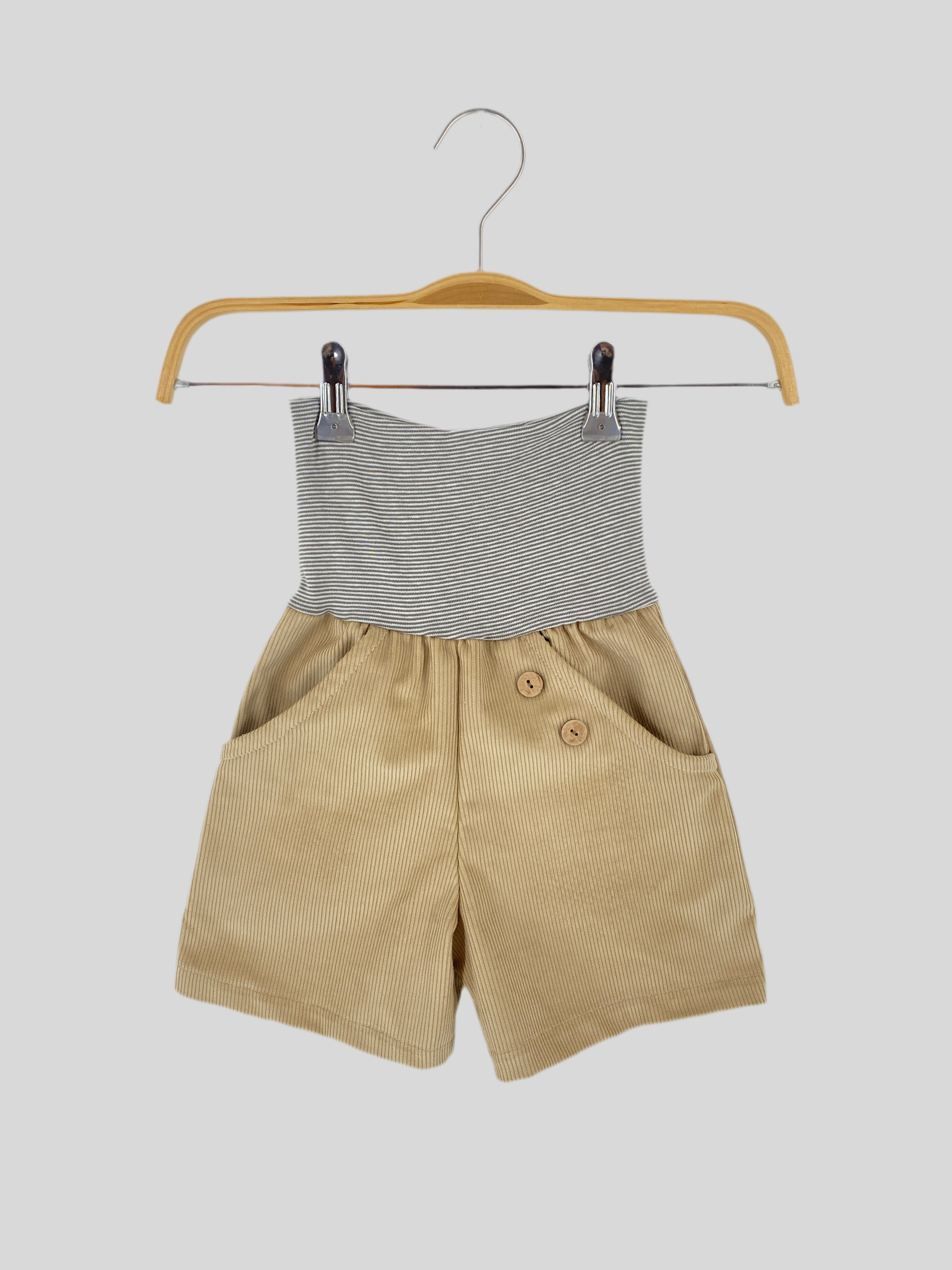Kurze Buxe Breitcord Sand Gr. 4Y, neu, präsentiert sich mit weichem, geripptem Design. Ideal für Kinder, bietet sie Komfort und Stil, perfekt für den Alltag.