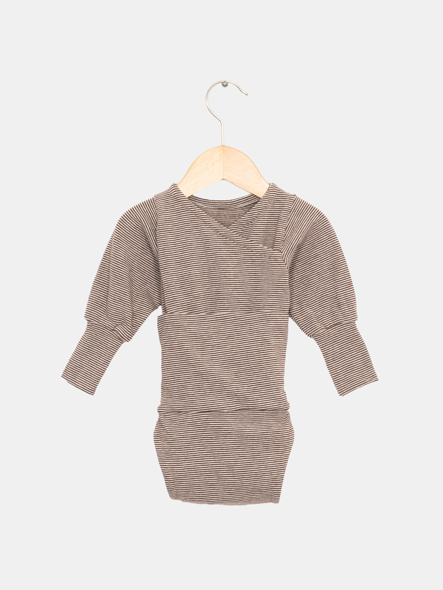 Loopbody Bio-Baumwolle-Ringel Schoko: Ein gestreifter Baby-Body aus weicher Bio-Baumwolle mit kimonoartigem Ausschnitt und umklappbaren Ärmelbündchen, präsentiert auf einem Holzkleiderbügel.