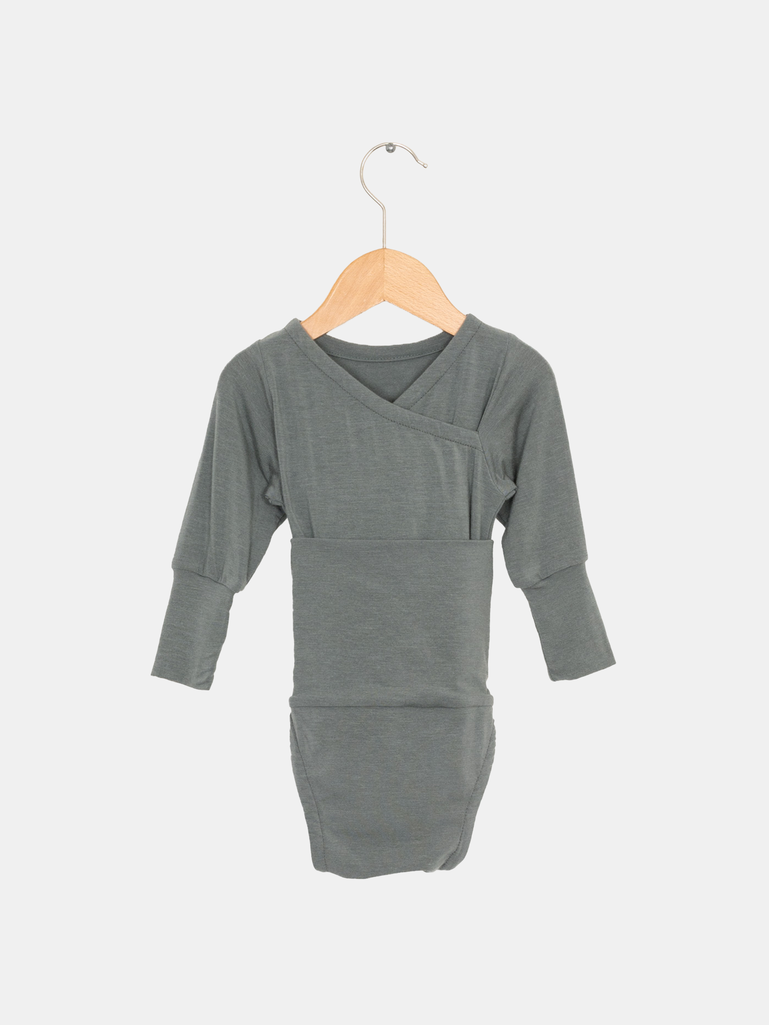 Loopbody Kaschmir-Mix - Taube: Langärmeliger, wickelbarer Babybody im Kimono-Stil, ohne Knöpfe, auf Holzkleiderbügel. Designed für Komfort, wächst mit, aus weichem Kaschmir-Micromodal-Mix.