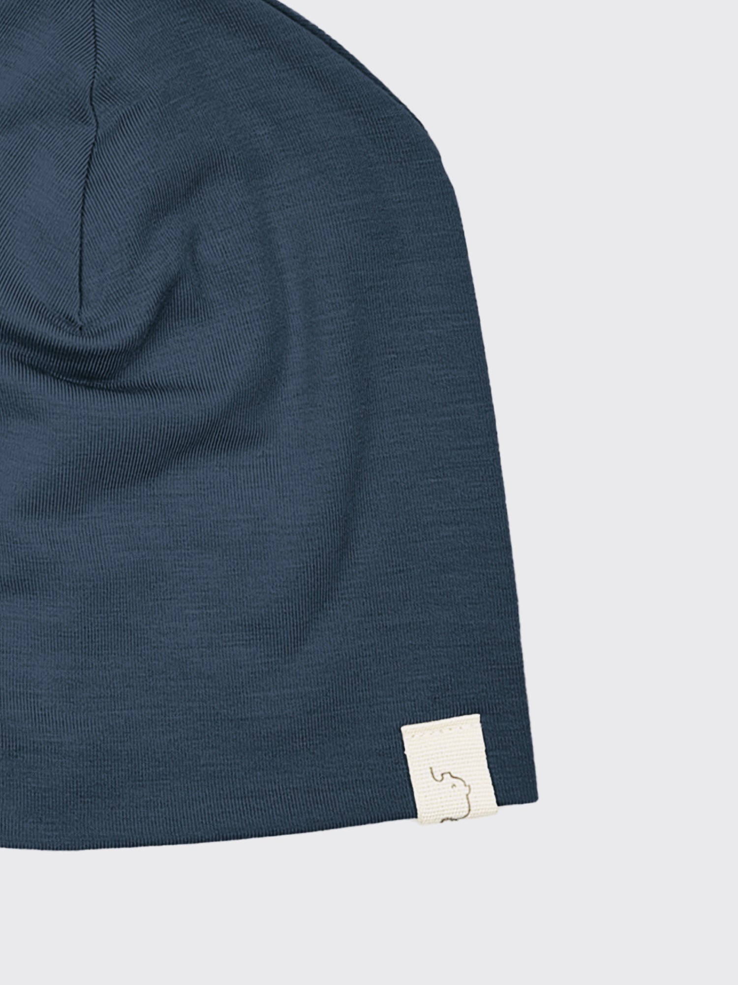 Beanie Kaschmir-Mix - Blaubeere: Slouchy, navy-blau gestrickte Mütze mit feinem Jersey-Stoff, kleiner gewebter Elefanten-Tag am Rand, kuschelig weich und optimal für Neugeborene geeignet.