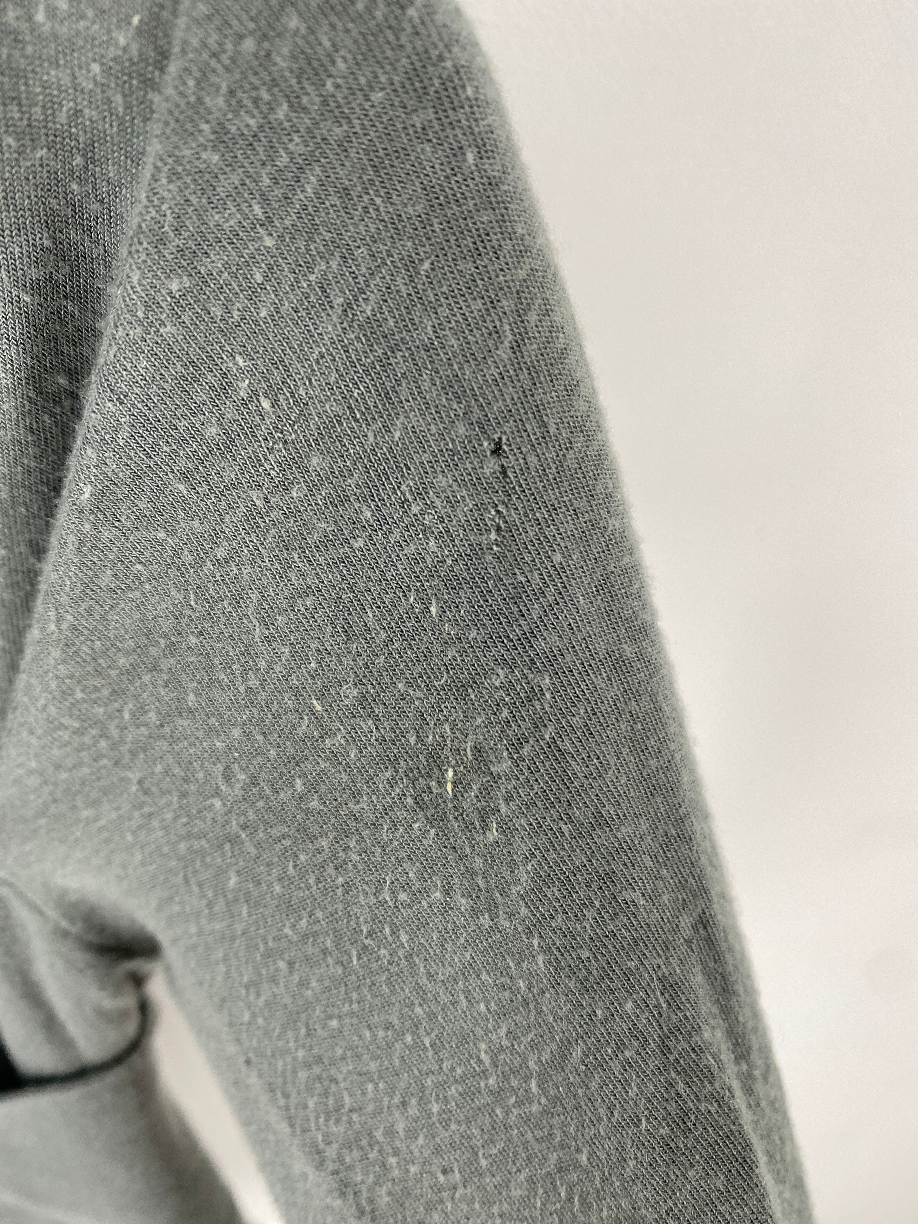 Loopbody Kaschmir Mix Taube Gr 3M mit grauem Strick-Jersey, sichtbarer Pilling und kleinen hellen Fusseln; Zustand gut, jedoch mit 2-3 kleinen Löchern im Stoff.