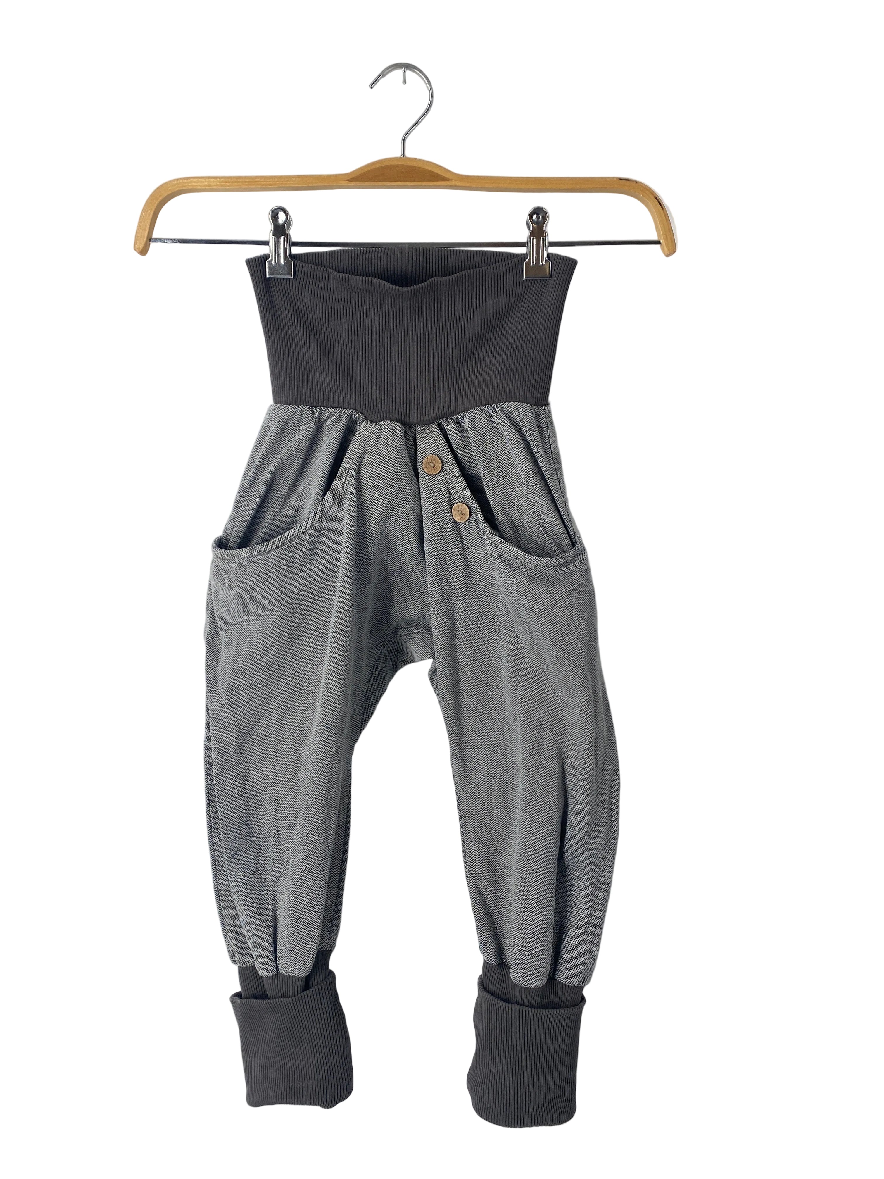 Knickerbocker Bio Kreuzköper Maus Gr 4/5Y: Kinder-Haremshose mit breitem, umschlagbarem Bund, lockerer Passform, großen Fronttaschen mit Holzknöpfen und gerippten Bündchen. Zustand: gut, kleiner Stofffehler sichtbar.