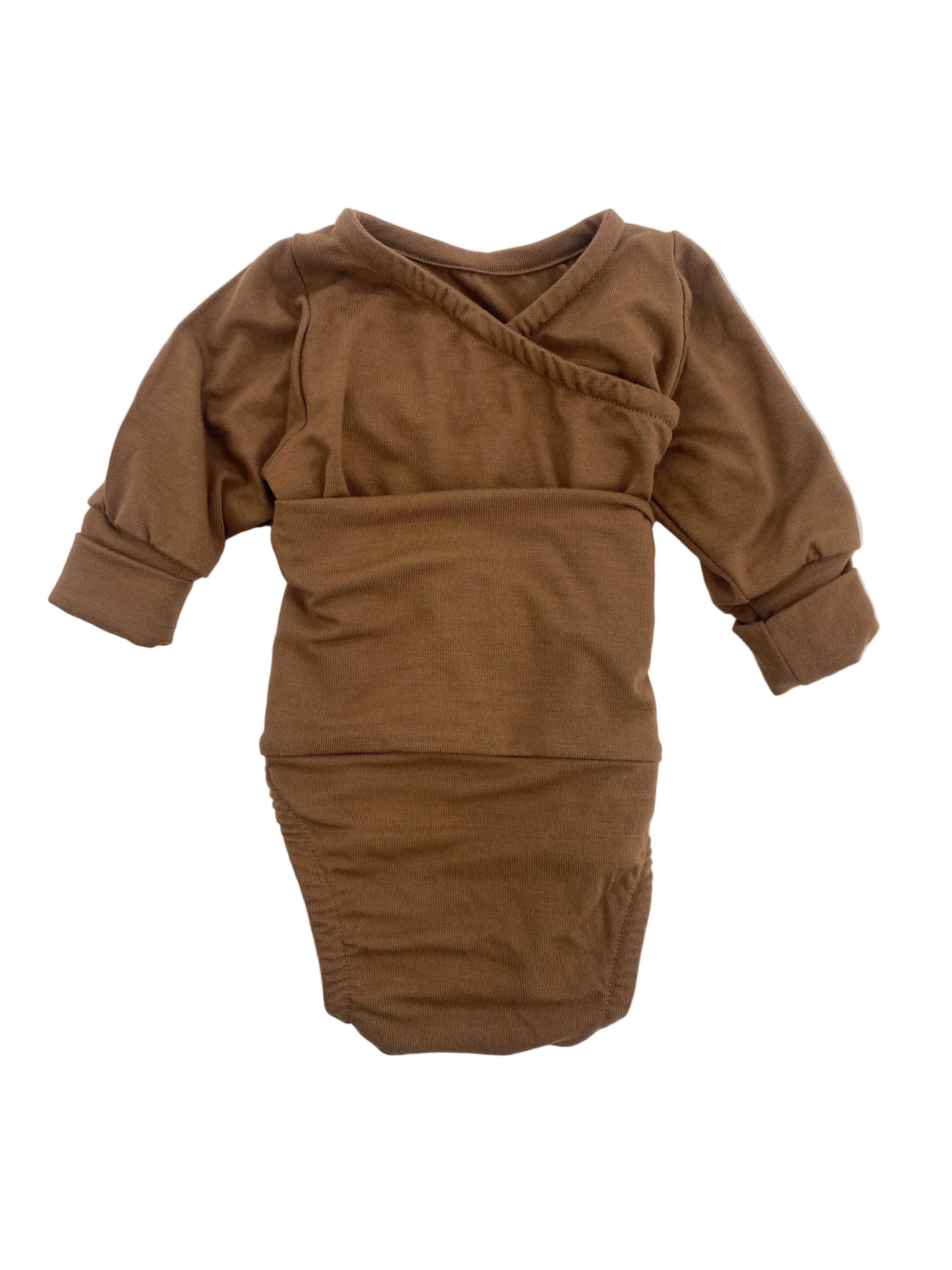 Ein schlichter, langärmeliger Baby-Loopbody in Muskatbraun mit Wickelausschnitt und Druckknopfverschluss. Produktname: Loopbody Tencel Muskat Gr 0M (Kopie), Zustand: neu.