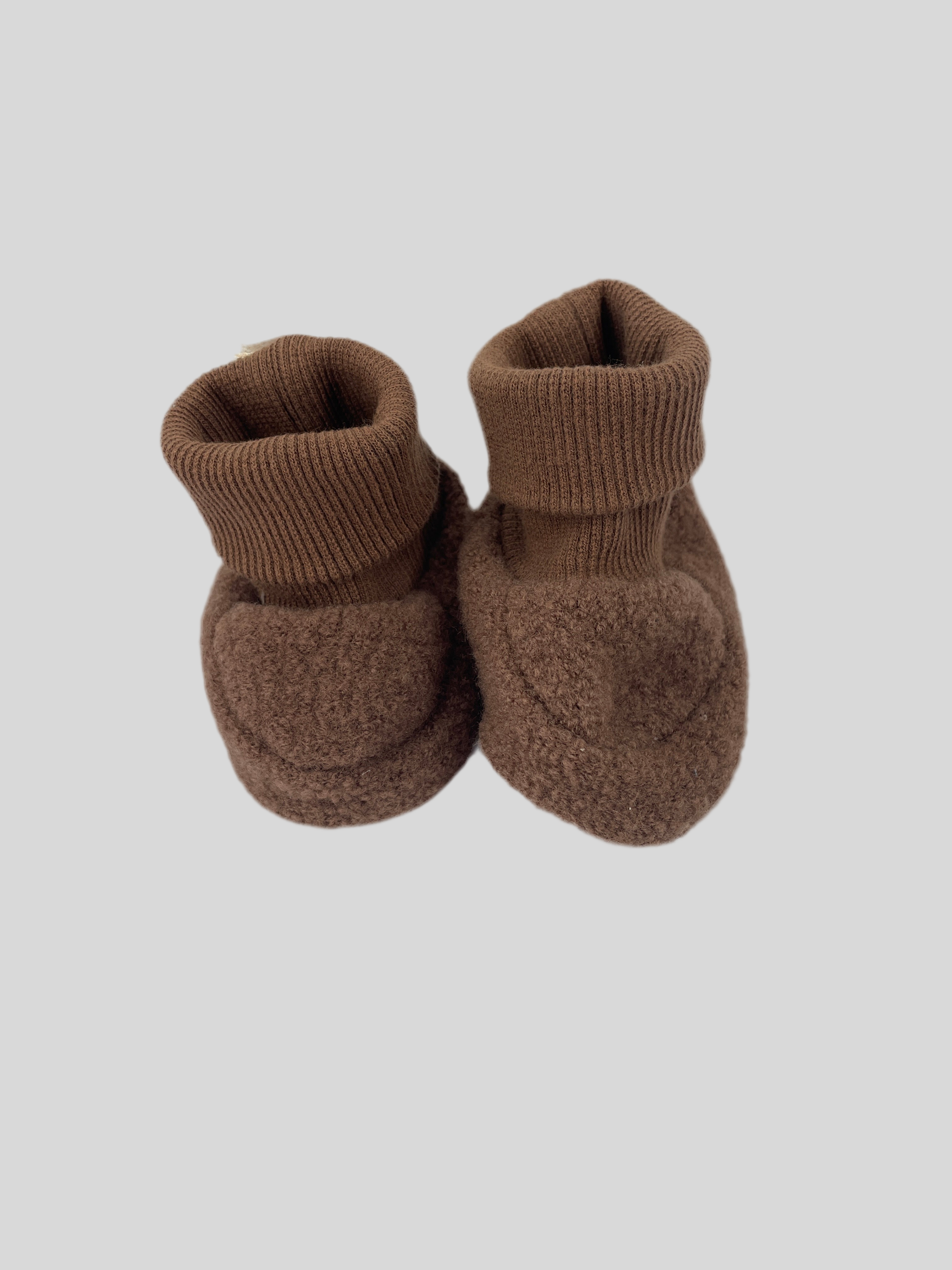 Babybooties Wollwalk Nougat Gr. 6M: Weiche, flauschige Babybooties mit gerippter Strickmanschette oben, die wie kuschelige Socken wirken. Zustand: neu.