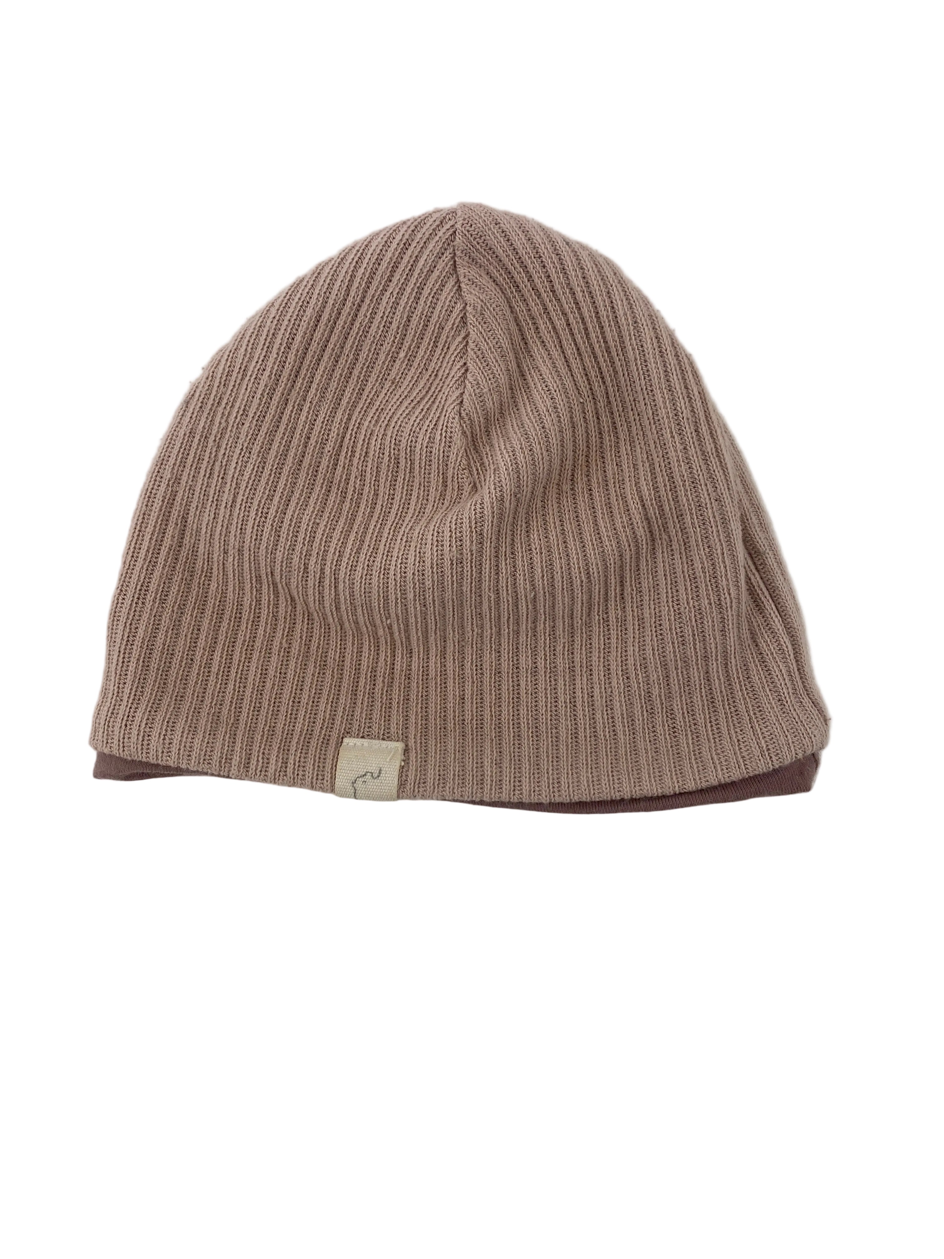 Beanie Rippstrick Puder mit Jersey Futter Gr 0M-6M, ein einfaches, geripptes Strickmützchen in Taupe mit kleinem Stoffetikett am Rand, in sehr gutem Zustand.