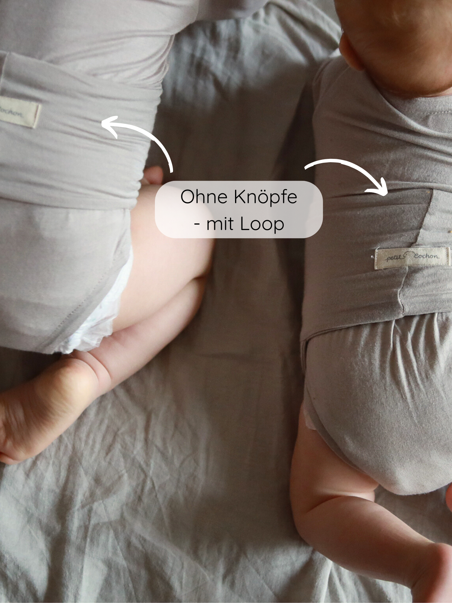 Zwei Babys tragen den Loopbody Kaschmir-Mix - Sand von PETIT COCHON, der ohne Knöpfe mittels Schlaufen befestigt ist. Ein Etikett auf einem Wickel zeigt petit & cochon.