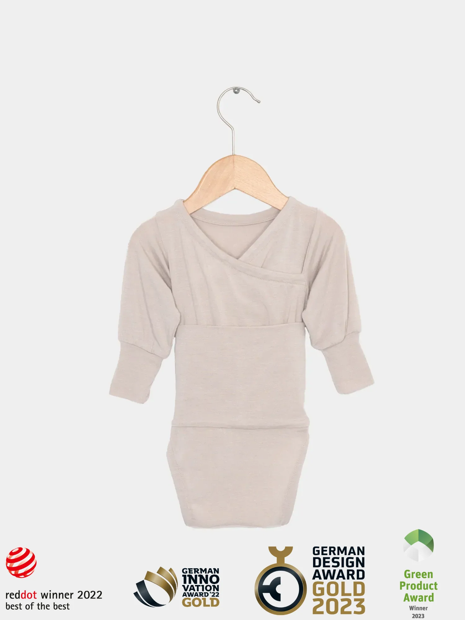 Loopbody Kaschmir-Mix - Sand: Langarm-Kimono-Body aus Kaschmir-Mix auf Holzbügel, ausgezeichnet mit Red Dot 2022, German Innovation 2022 und German Design 2023.