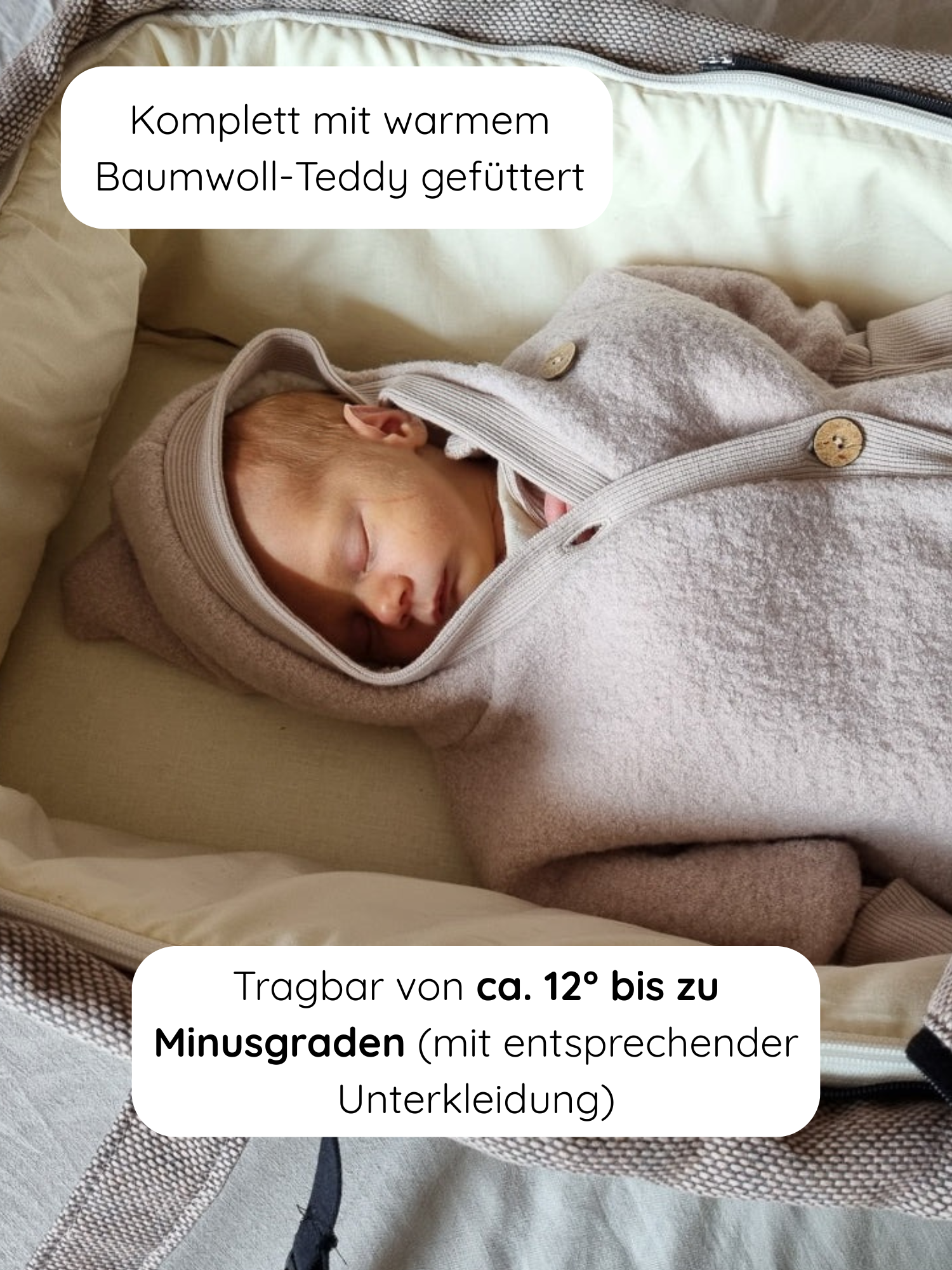 Winter Wollwalk Overall mit Teddyfutter - Sand: Ein Baby gemütlich im warm gefütterten, sandfarbenen Wollwalk-Overall mit Teddyfutter, liegend in einem gepolsterten Tragekörbchen, umgeben von weichem Teddyfleece.