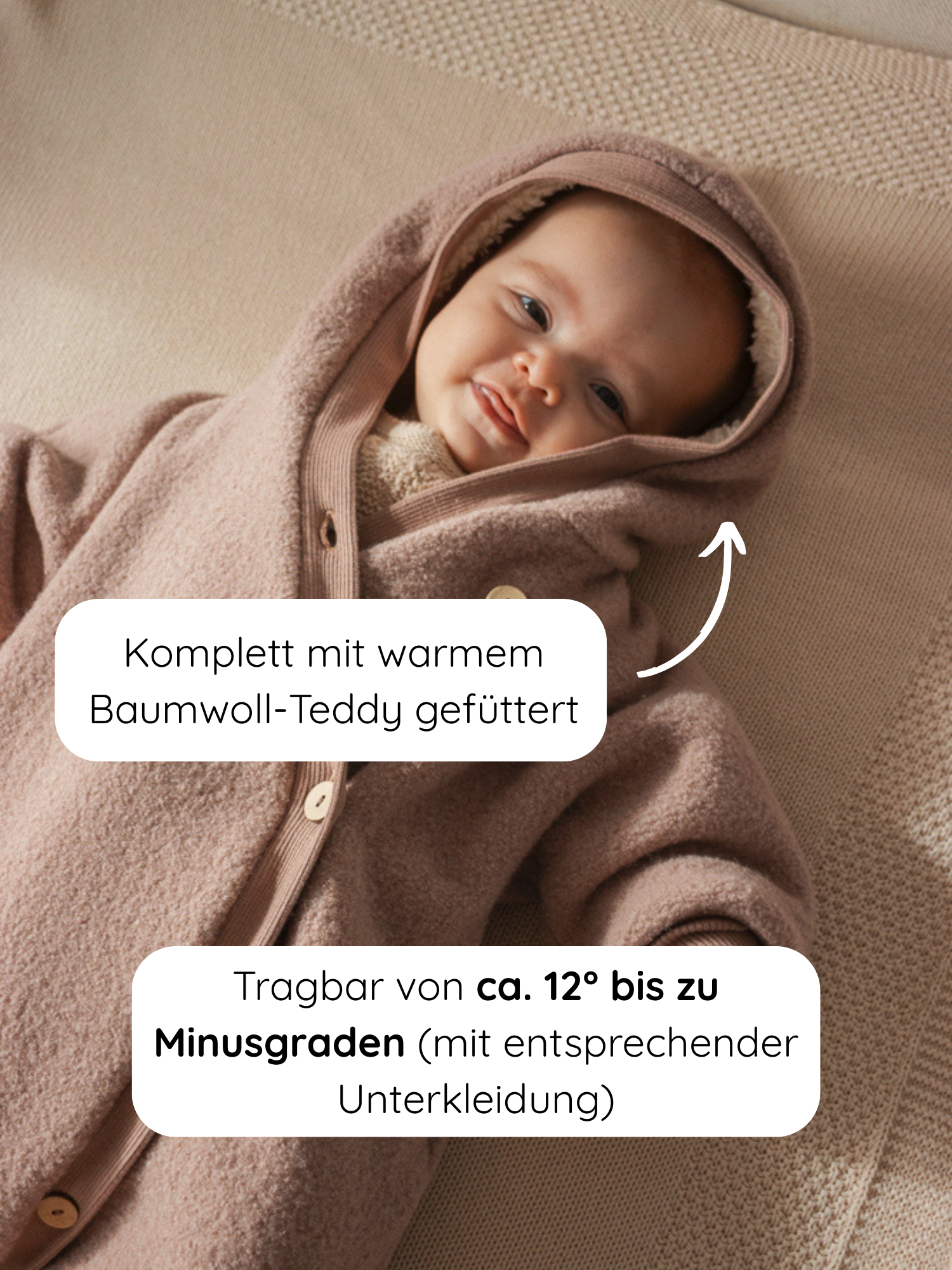 Baby in einem Winter Wollwalk Overall mit Teddyfutter- Puder aus Bio-Baumwolle, vollständig mit warmem Teddyfleece gefüttert, ideal für Temperaturen von 12°C bis Minusgrade, mit breiten Krempelbündchen.