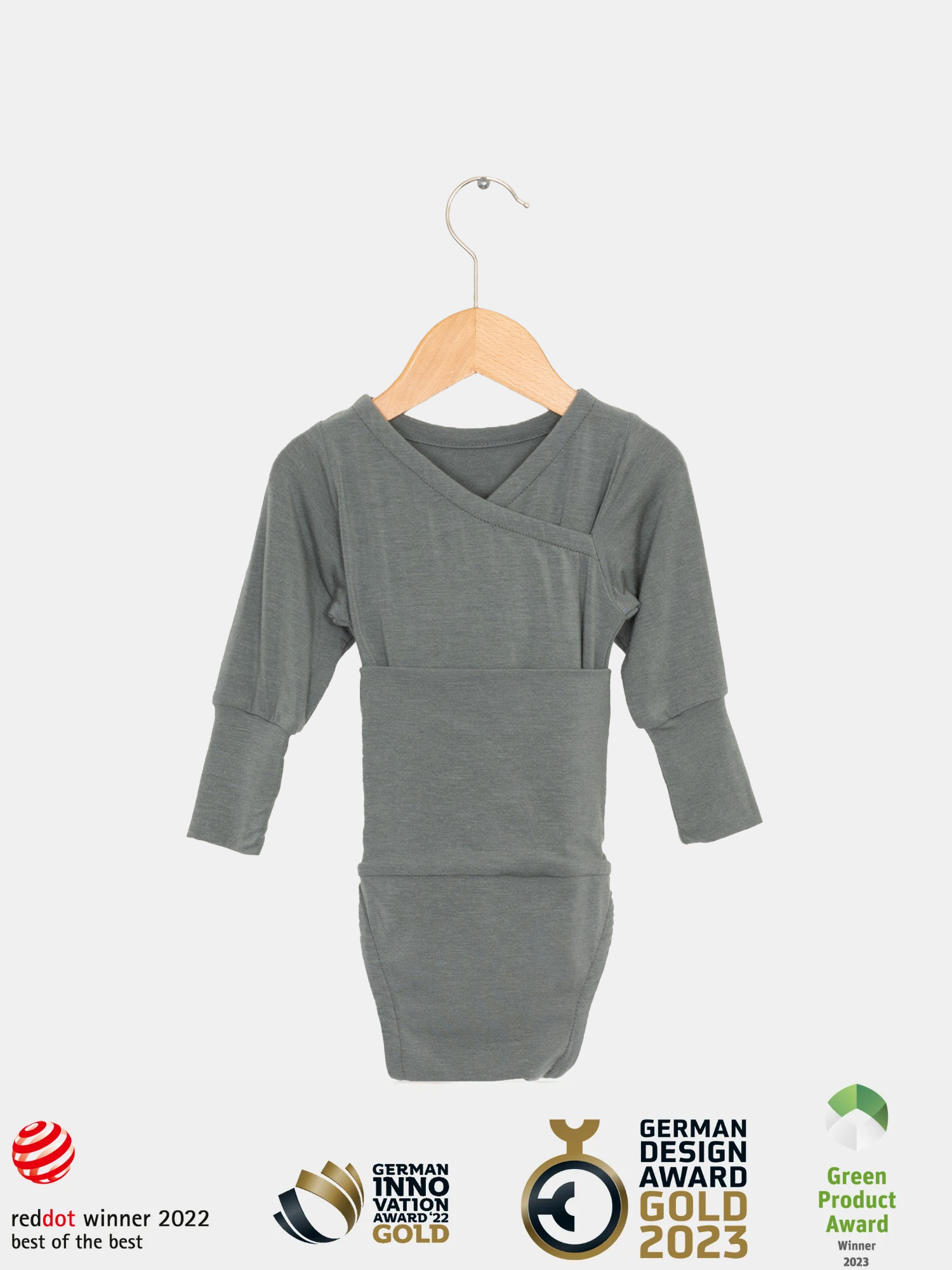 Loopbody Kaschmir-Mix - Taube: Grauer, langärmeliger Wickelbody für Babys, hängend an einem Holzkleiderbügel, ausgezeichnet mit vier Design-Preisen, inklusive Red Dot und German Design Award.