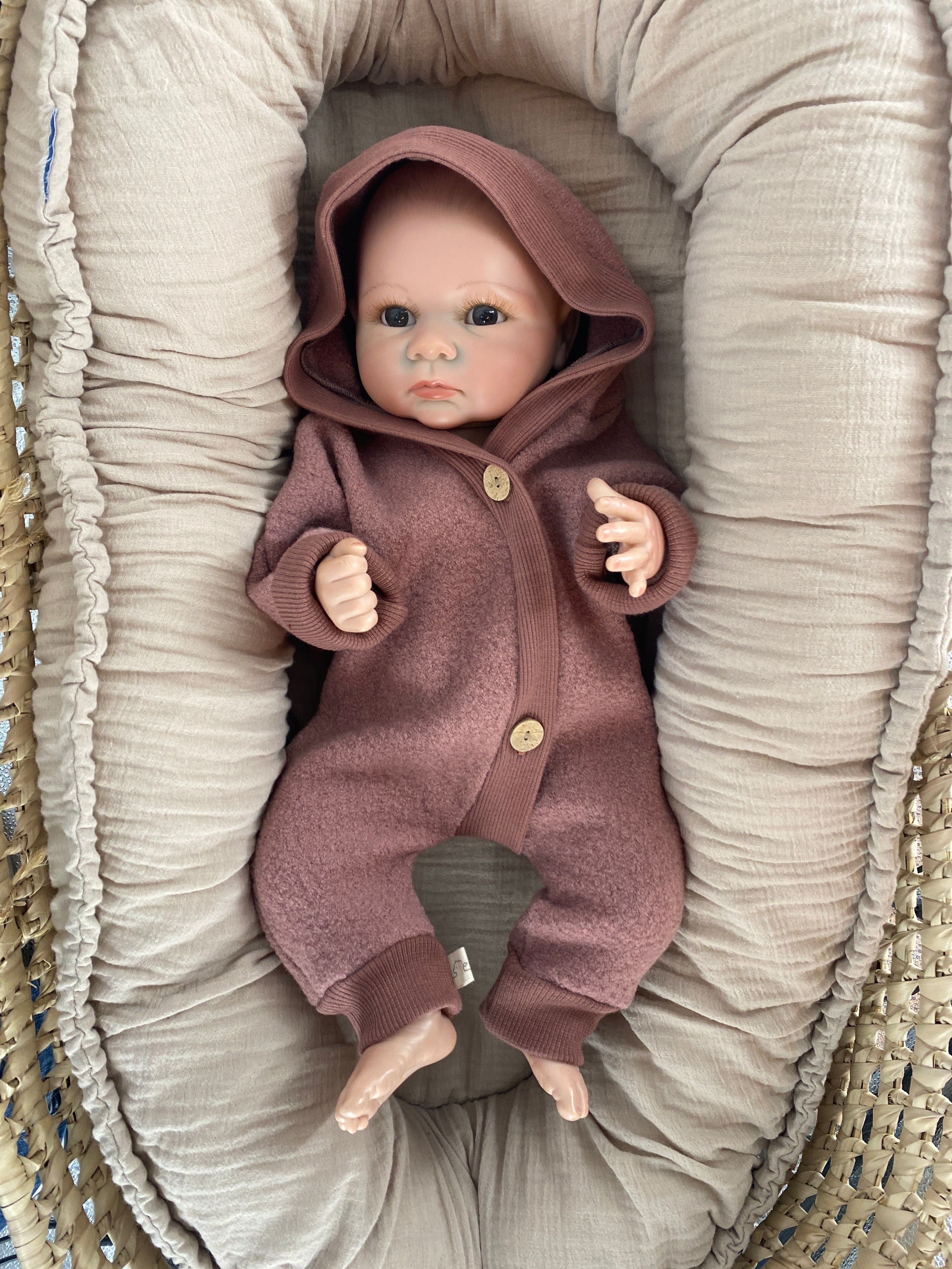Puppenanzug Wollwalk Zimt für ca. 50cm große Puppen, neu. Der Anzug zeigt eine detailreiche Verarbeitung, ideal für Puppenbekleidung, und spiegelt hochwertige Handwerkskunst wider.