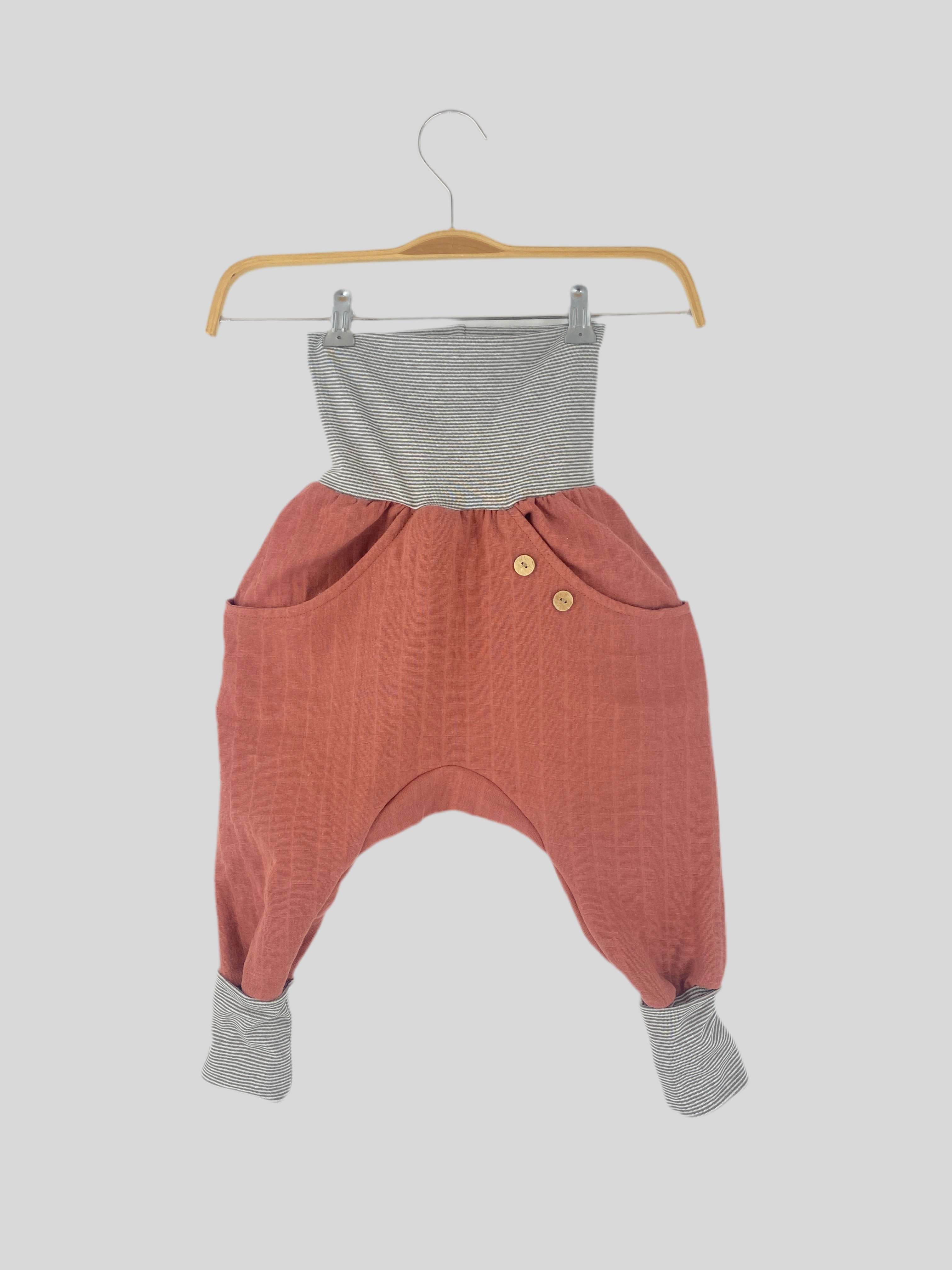 Knickerbocker Musselin Koralle Gr. 3Y, neu. Luftige Hose aus weichem Musselinstoff, geeignet für Kinder im Alter von 3 Jahren. Ideal für Komfort und Bewegungsfreiheit.