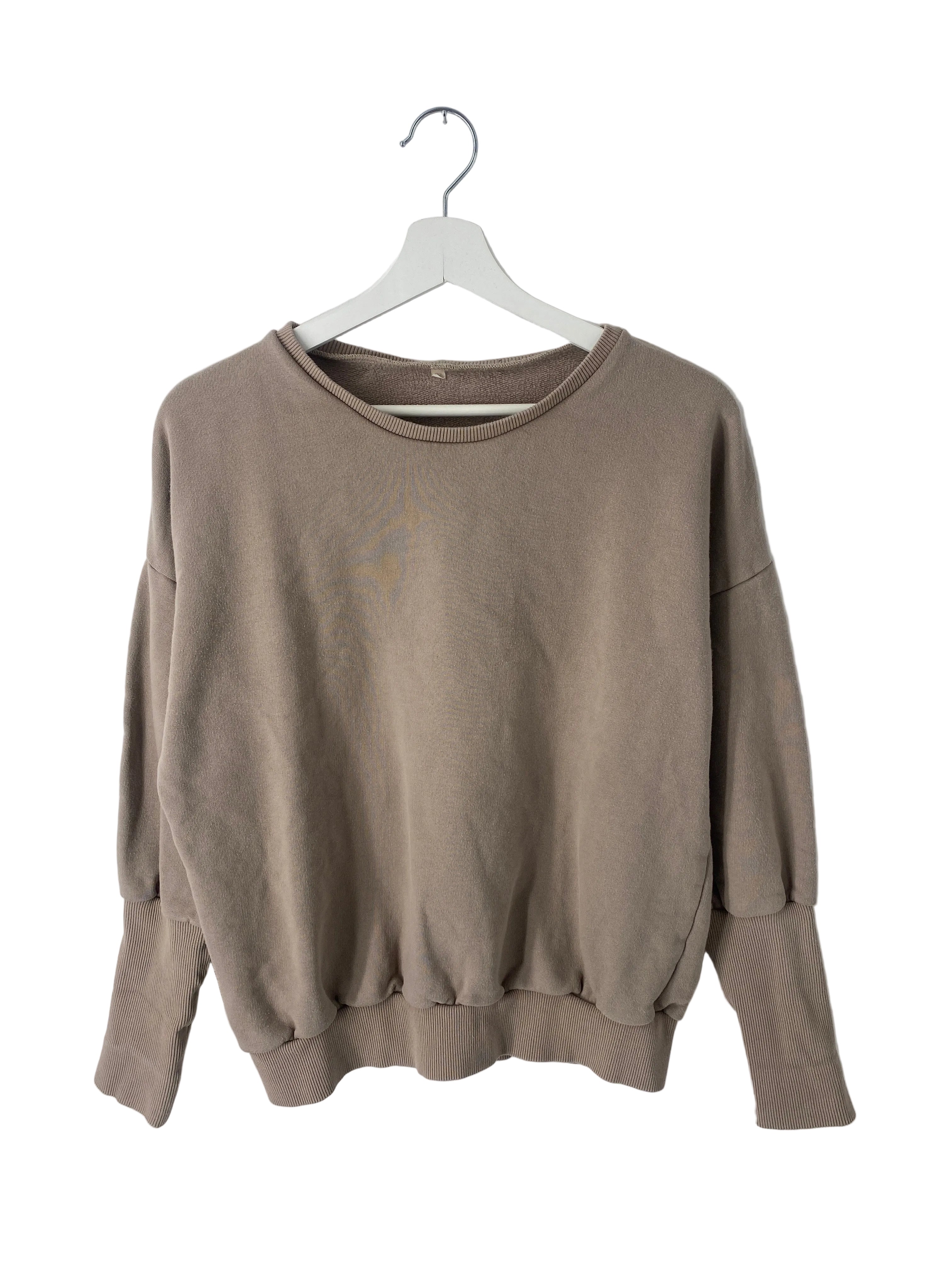 Kopie Frauen Pump-Pulli Bio Sweat Stein Gr S/M, locker geschnittener Pullover mit langen Ärmeln, weitem Rundhalsausschnitt und gerippten Bündchen, präsentiert auf weißem Kleiderbügel vor weißem Hintergrund. Zustand: gut.