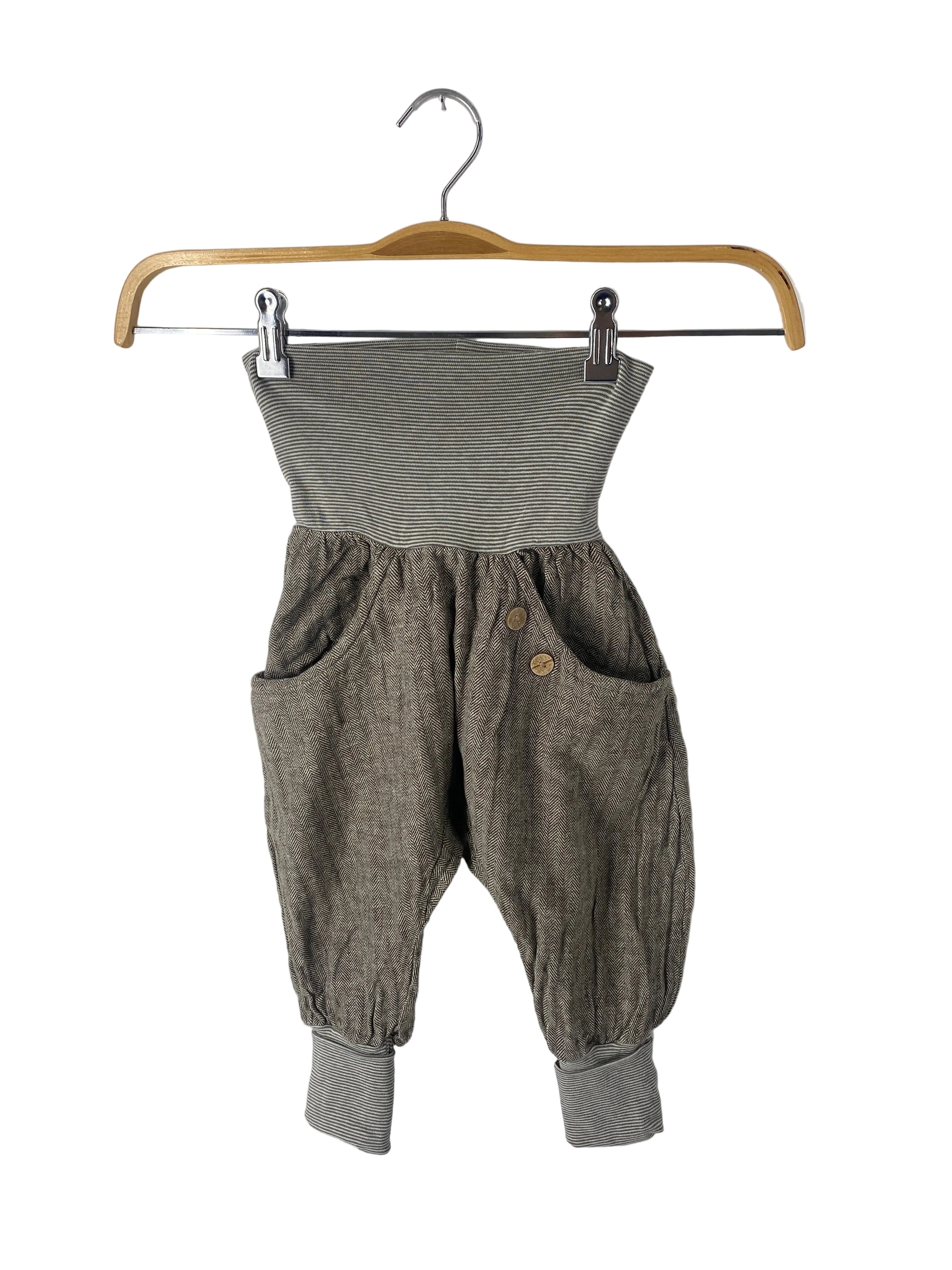 (Kopie) Knickerbocker Fischgrat Pur Gr 3Y: Kinderharemshose am Holzkleiderbügel, mit grau-weiß gestreiftem Bund, braunem Fischgratstoff, zwei aufgesetzten Taschen mit Holzknöpfen und passenden Bündchen. Zustand: sehr gut.