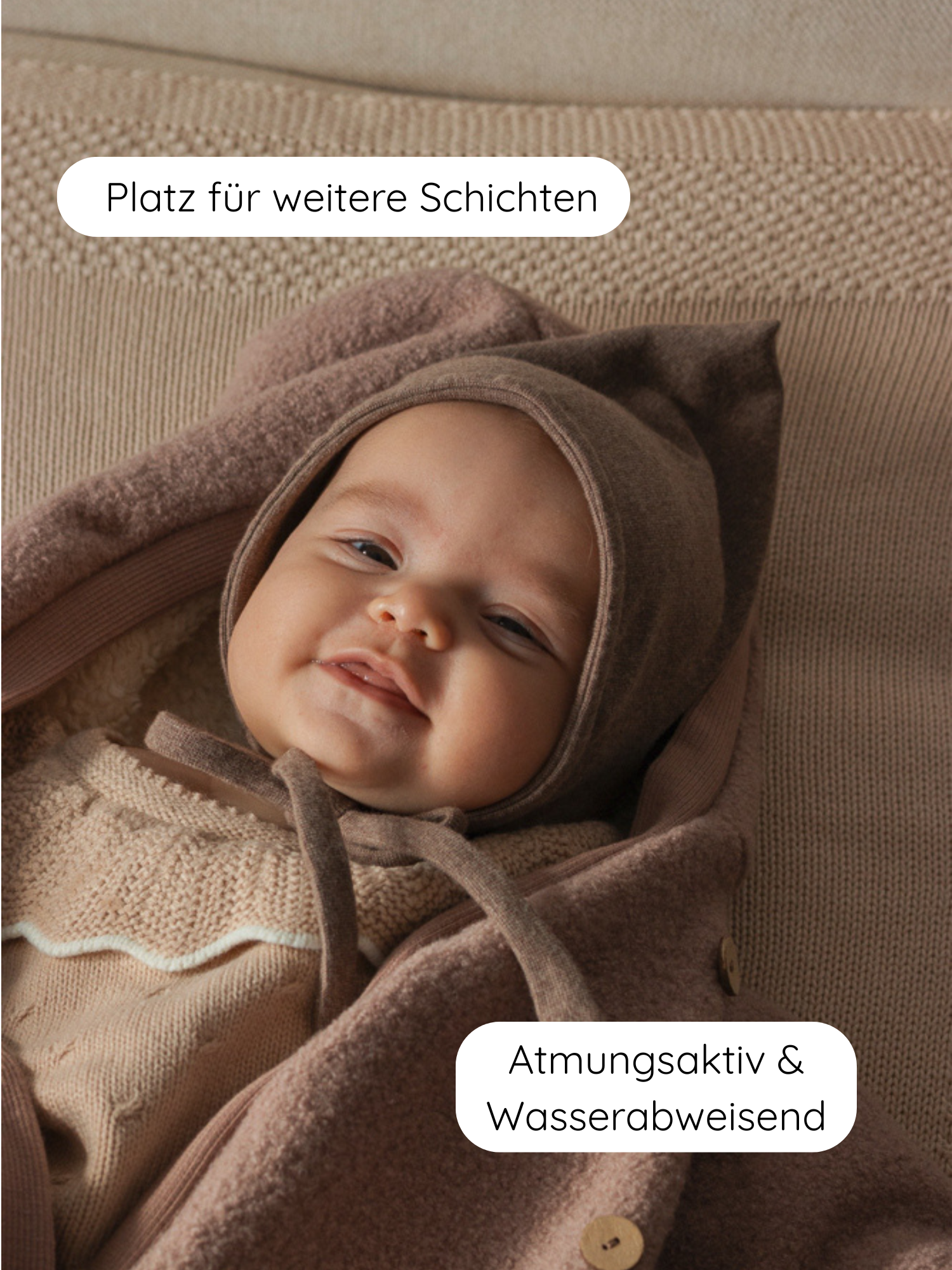 Winter Wollwalk Overall mit Teddyfutter- Puder: Baby in braunem/taupe Kapuzenmantel mit Holzknöpfen auf neutralem Untergrund, ideal für kalte Tage, atmungsaktiv und wasserabweisend, bietet Platz für weitere Schichten.